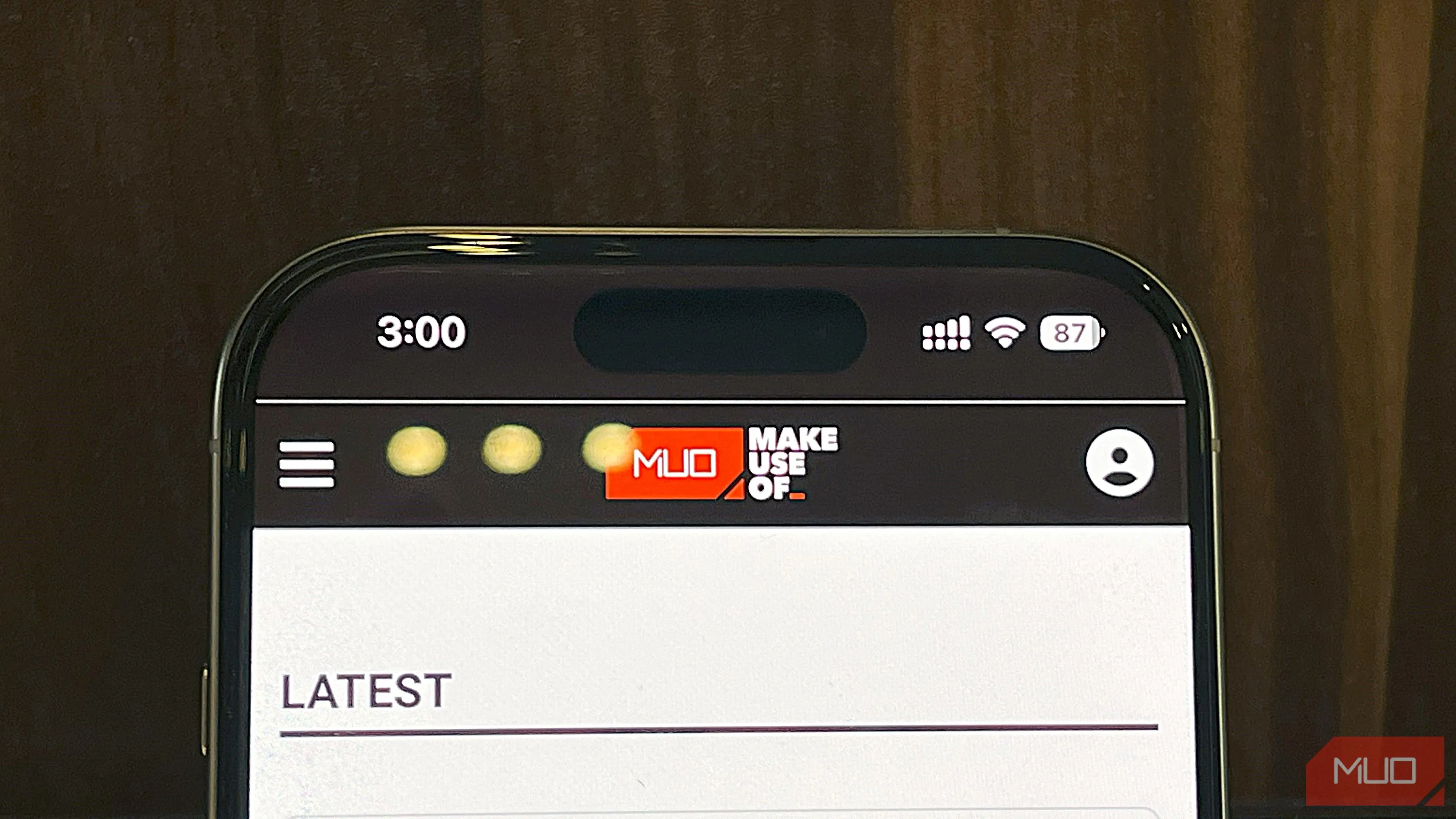 iPhone 16 Pro đang chạy trình duyệt Safari trong bài kiểm tra thời lượng pin thực tế