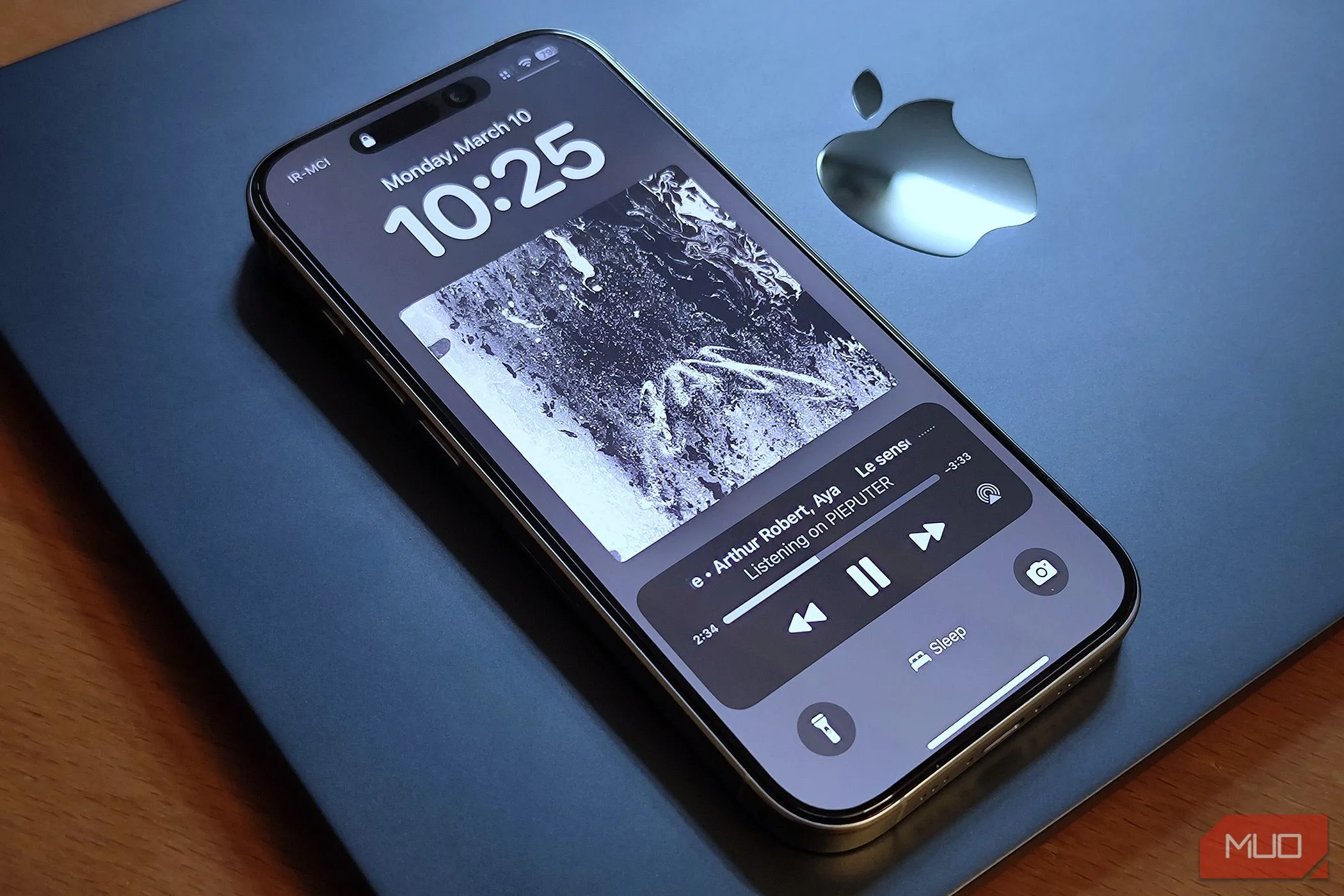 iPhone 16 Pro đặt trên MacBook Air minh họa trải nghiệm iOS thống nhất