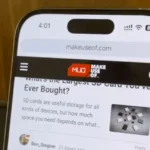 iPhone 16 Pro trình diễn kịch bản cuộn trang tự động để kiểm tra pin trình duyệt