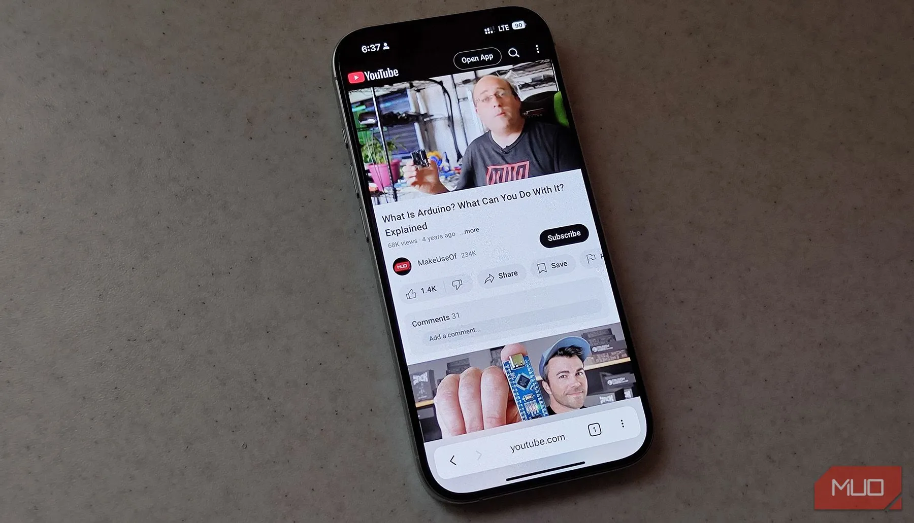 iPhone đang chạy ứng dụng web YouTube để thử nghiệm tiêu thụ pin trình duyệt