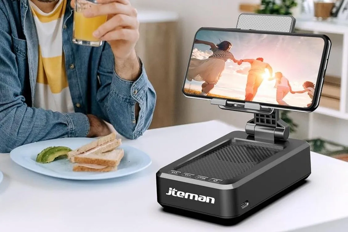 iPhone được đặt trên một dock loa, thể hiện khả năng biến loa thường thành loa thông minh bằng cách kết nối với chiếc iPhone cũ của bạn.