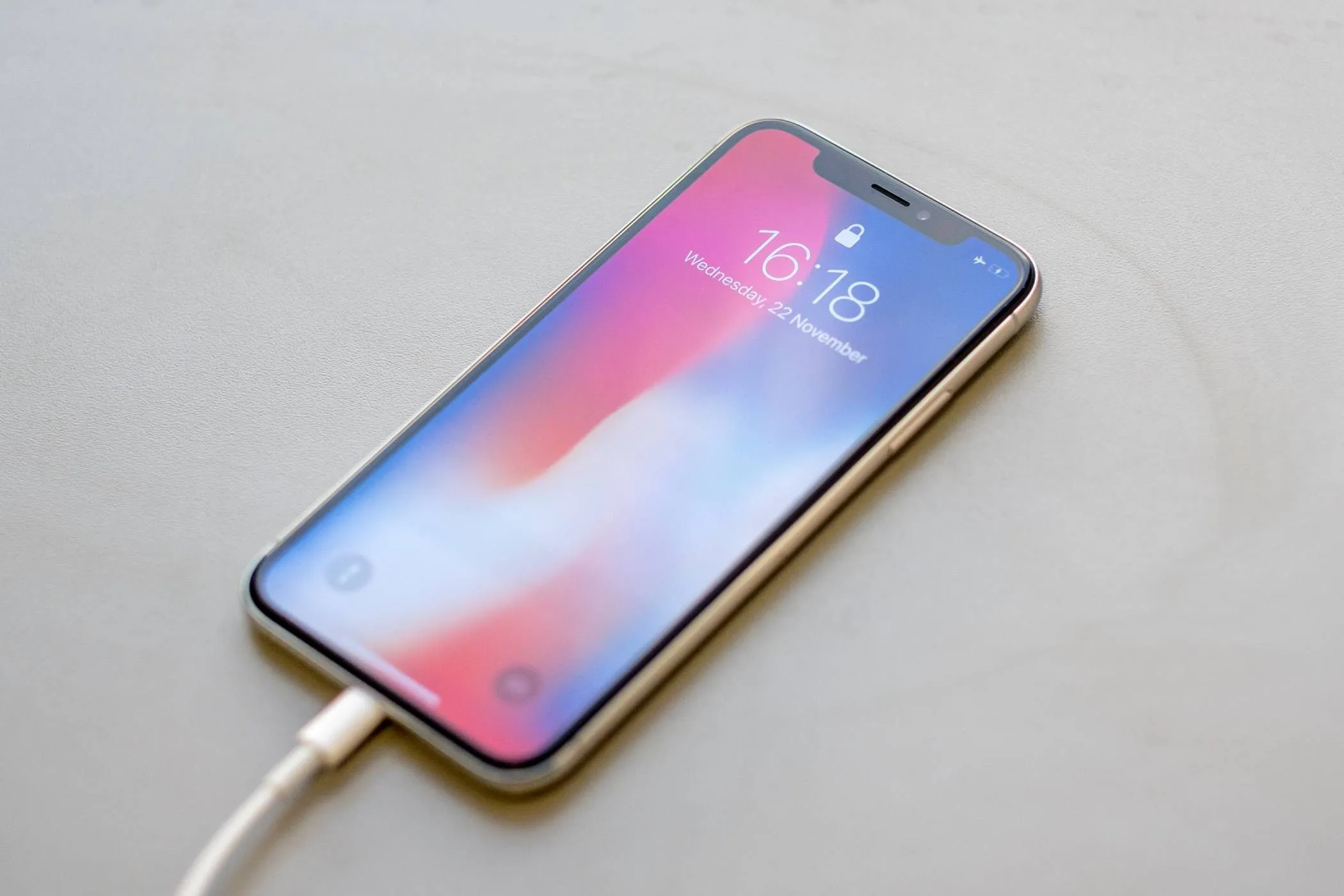iPhone được kết nối với cáp sạc, minh họa cho việc chuyển dữ liệu trực tiếp bằng dây.