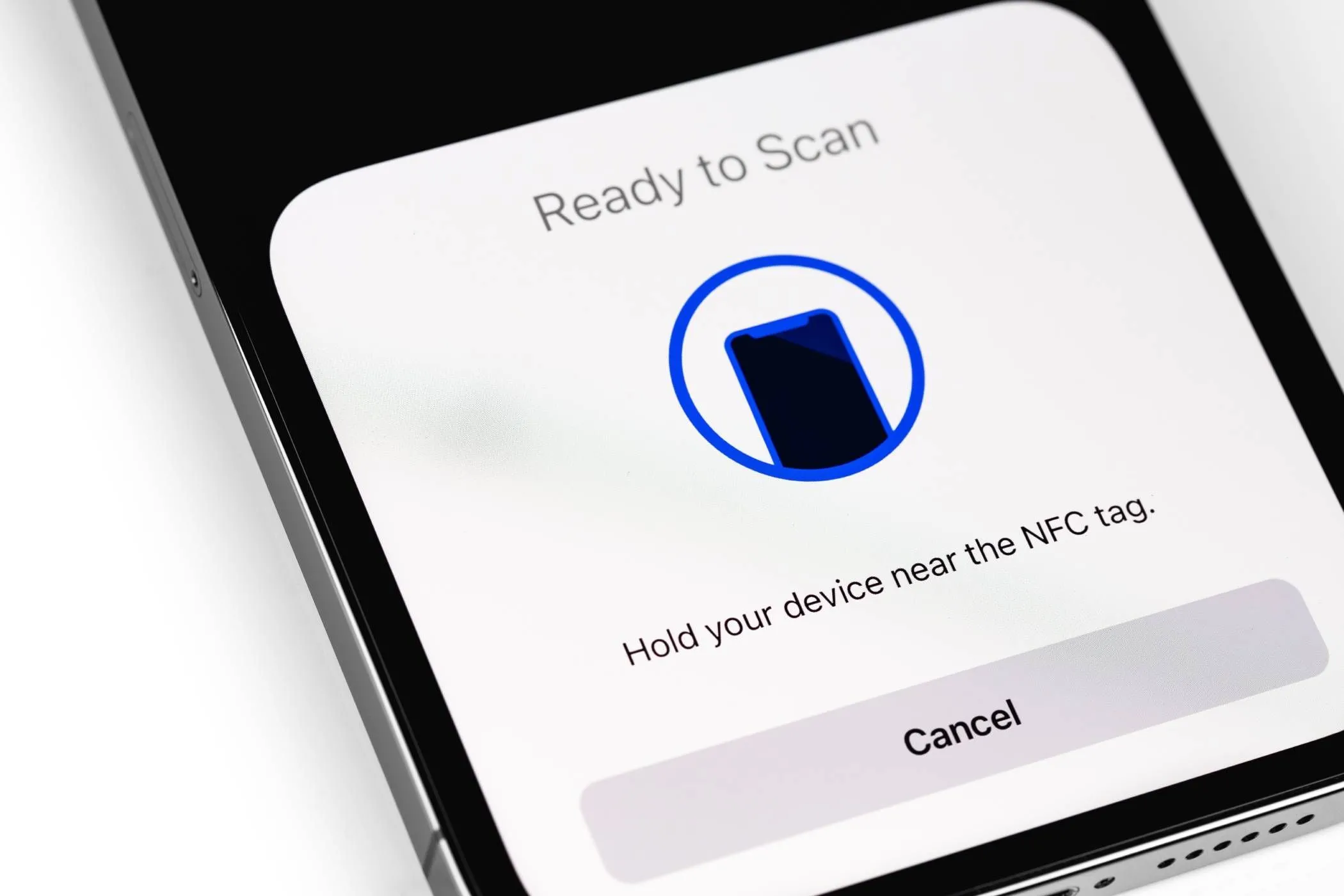iPhone hiển thị thông báo "NFC Tag Detected" khi chạm vào thẻ NFC, minh họa tính năng tự động hóa với Phím tắt.