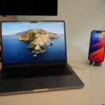 iPhone kết nối với MacBook, minh họa việc sử dụng iPhone làm loa phụ để nâng cao trải nghiệm âm thanh trên Mac.