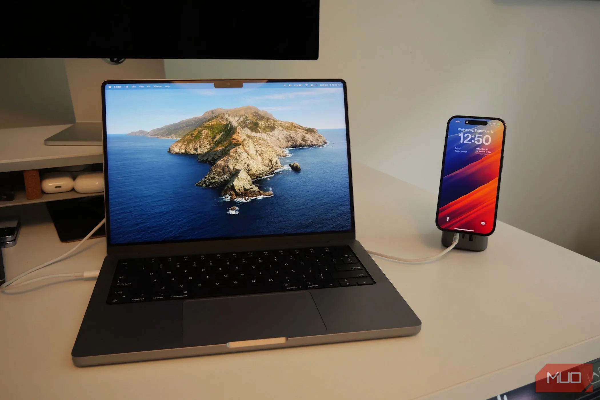 iPhone kết nối với MacBook, minh họa việc sử dụng iPhone làm loa phụ để nâng cao trải nghiệm âm thanh trên Mac.