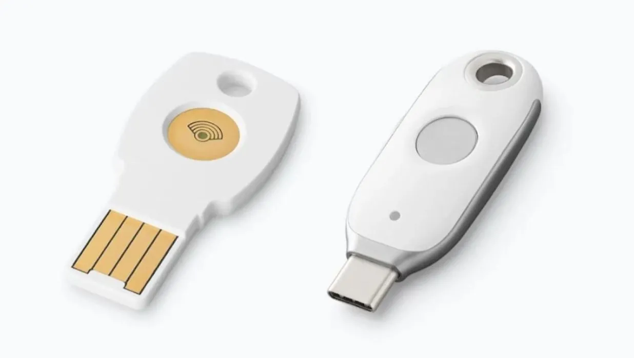Khóa bảo mật Google Titan được cắm vào cổng USB máy tính, minh họa việc đăng nhập an toàn mà không cần điện thoại hoặc kết nối mạng.