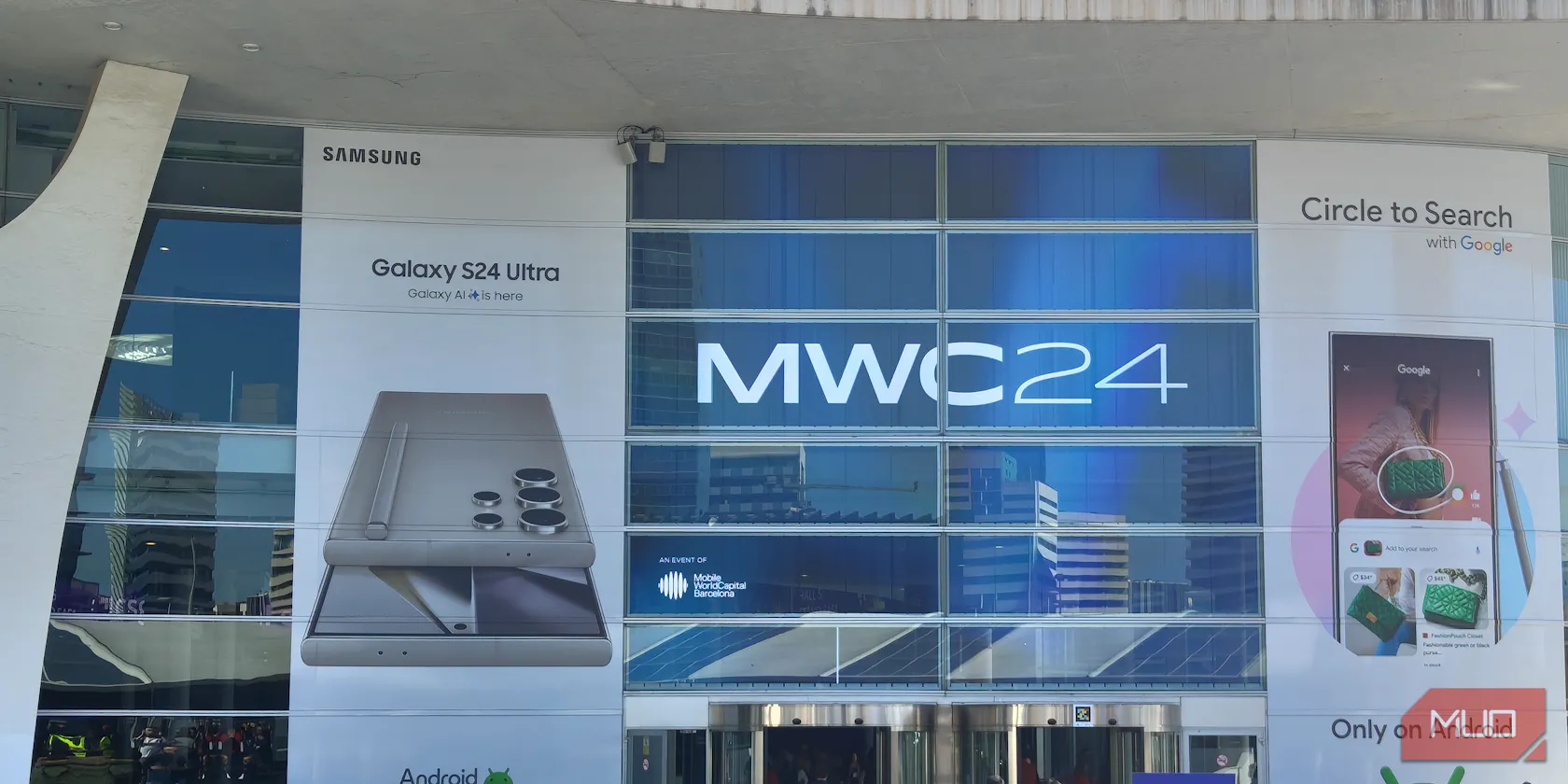Không gian sảnh chính Triển lãm MWC 2024 tại Barcelona với đông đảo khách tham quan
