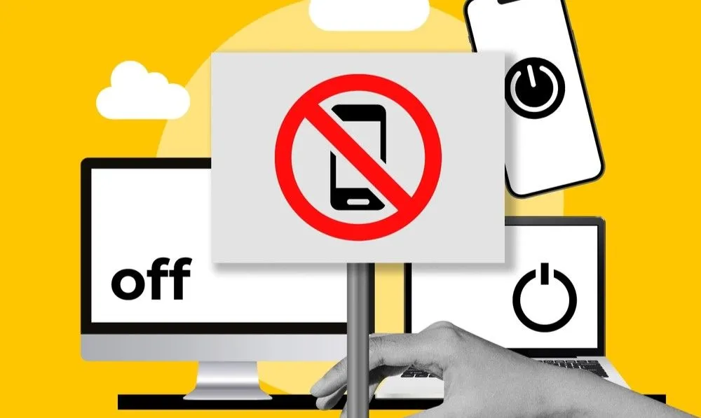Khu vực digital detox với điện thoại, đồng hồ báo thức và nến, biểu tượng cho việc rời xa công nghệ