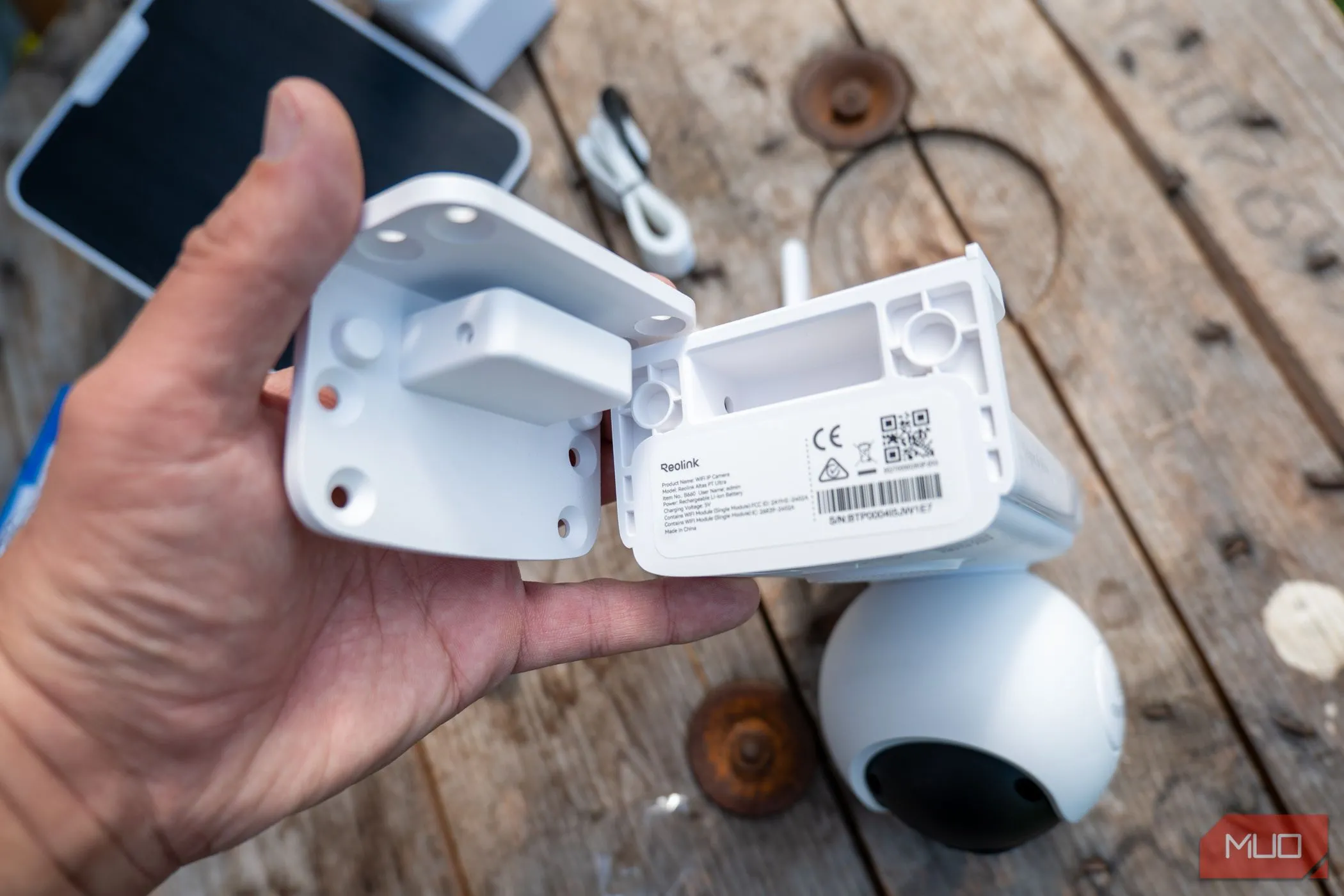 Khung gắn chắc chắn đi kèm với camera Reolink Altas PT Ultra