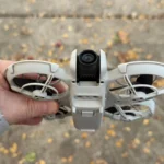 Kích thước DJI Neo trong lòng bàn tay, minh họa sự nhỏ gọn của flycam mini