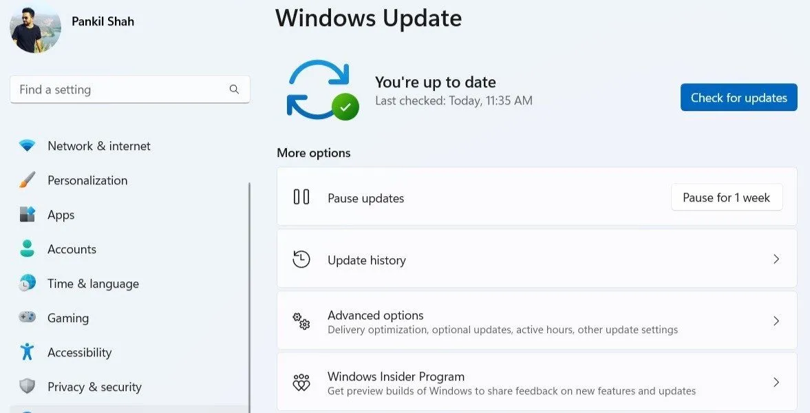 Kiểm tra các bản cập nhật hệ thống và driver quan trọng trong phần Windows Update của cài đặt Windows 11