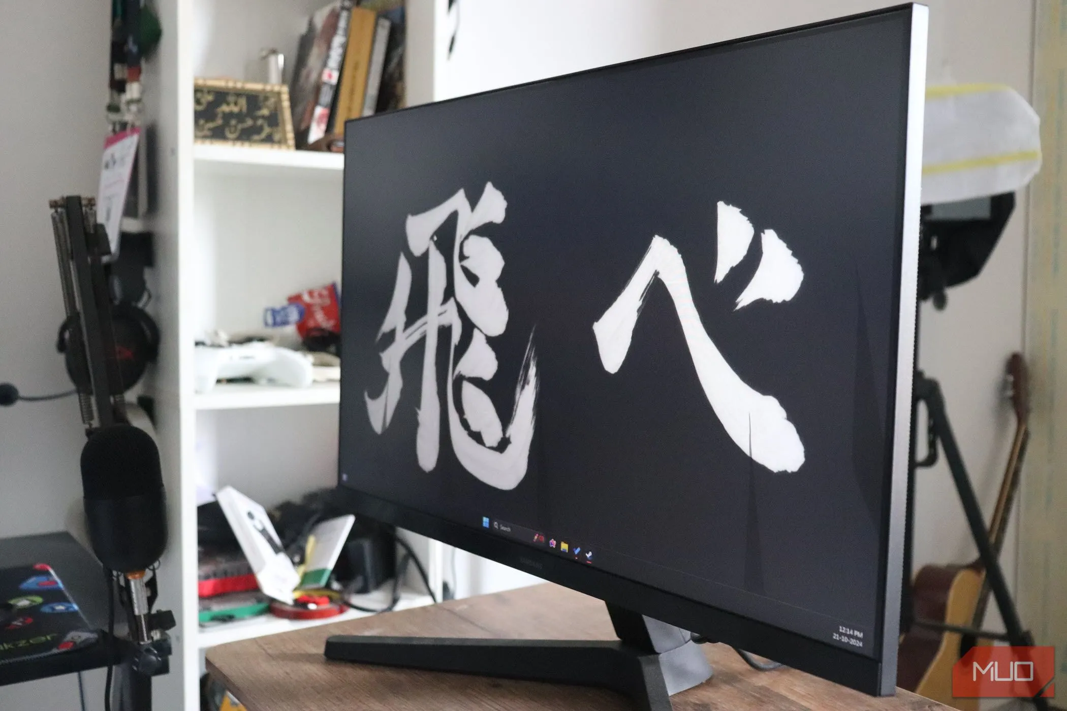 Kiểm tra cáp HDMI cho màn hình ngoài trên bàn làm việc