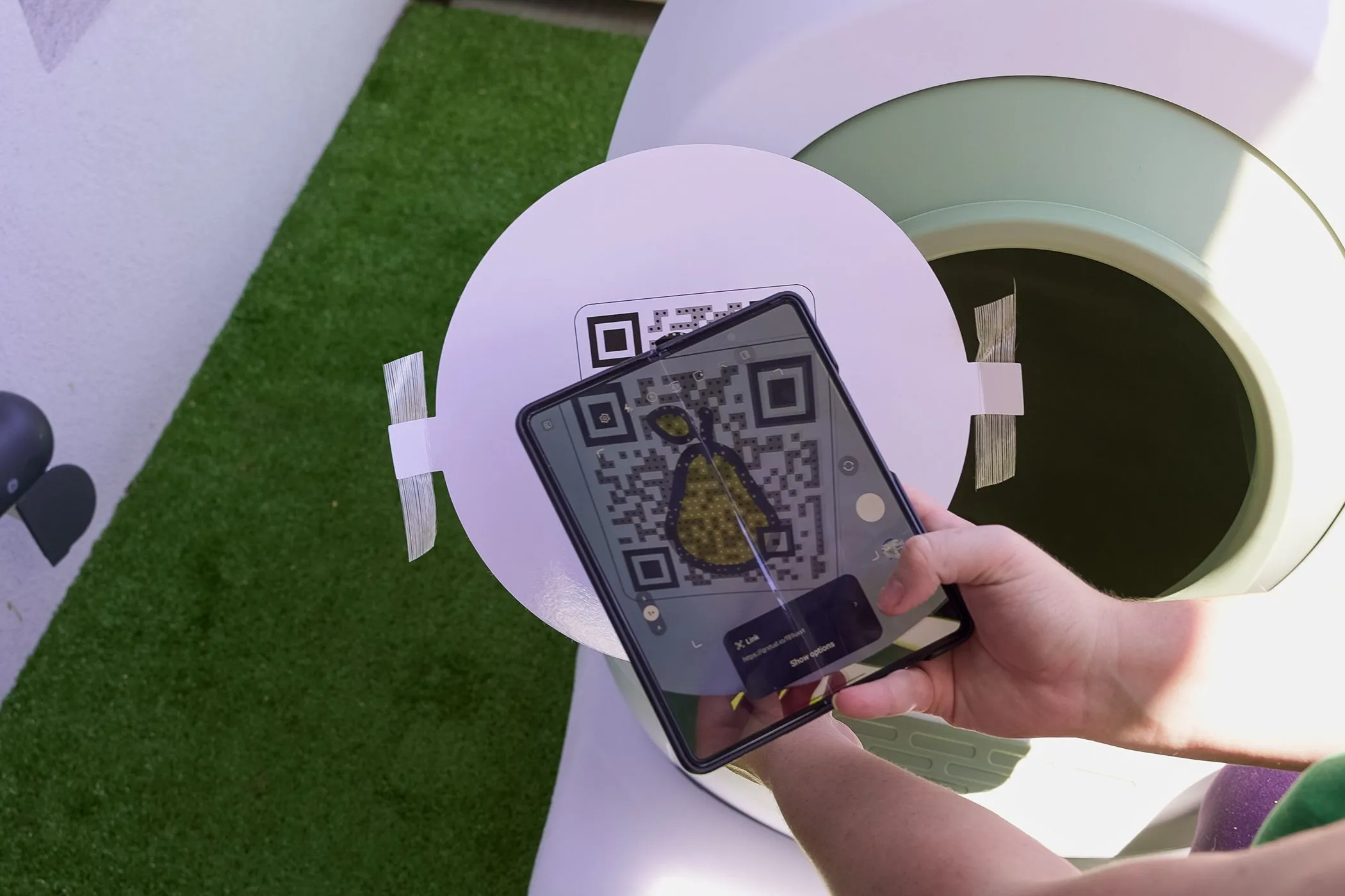 Kiểm tra ngữ cảnh xung quanh mã QR trước khi quét để phát hiện dấu hiệu lừa đảo.