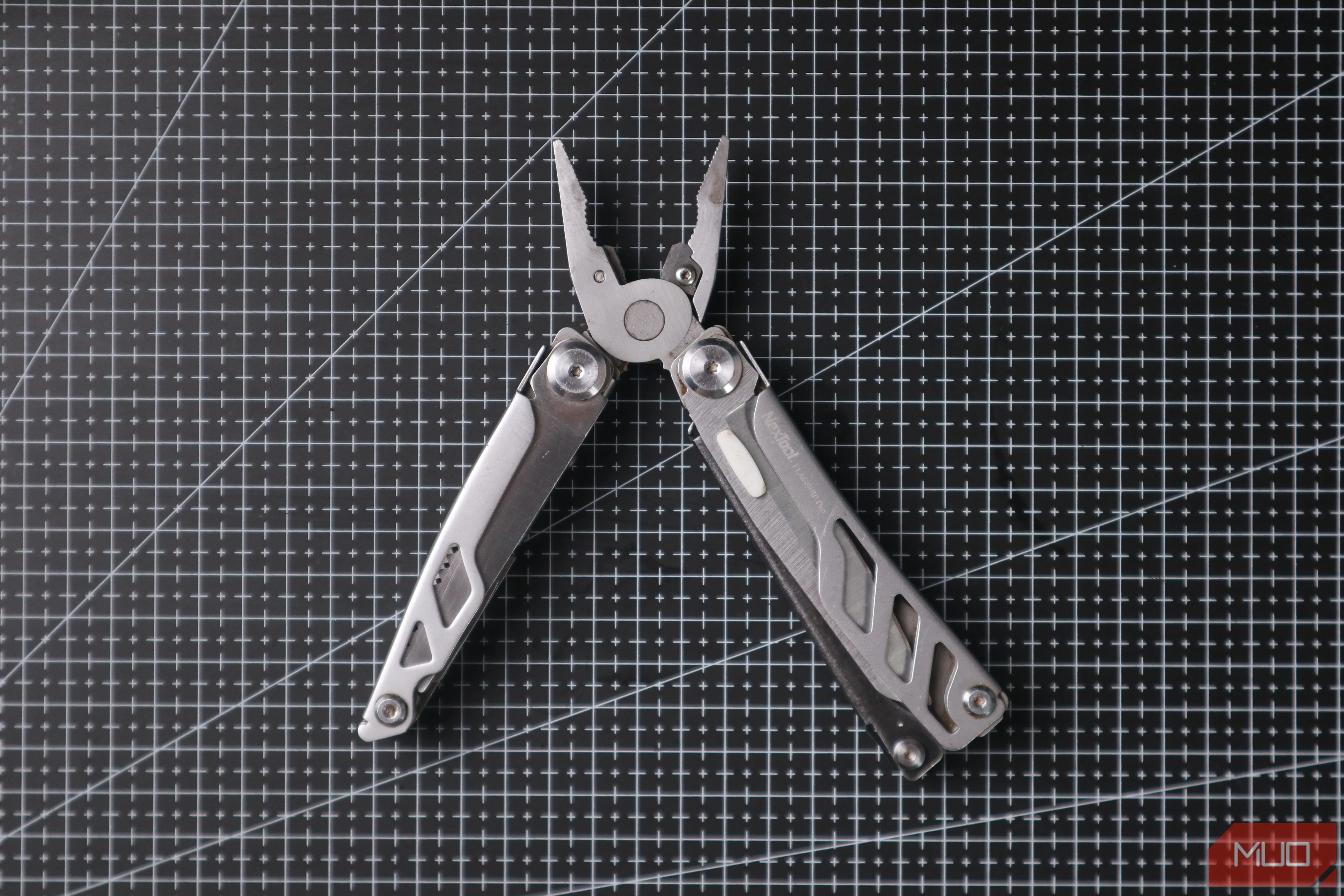 Kìm đa năng (multitool) tích hợp kìm, kềm cắt dây và dao, tiện lợi cho các tác vụ cắt, tuốt, xoắn dây điện trong sửa chữa PC.