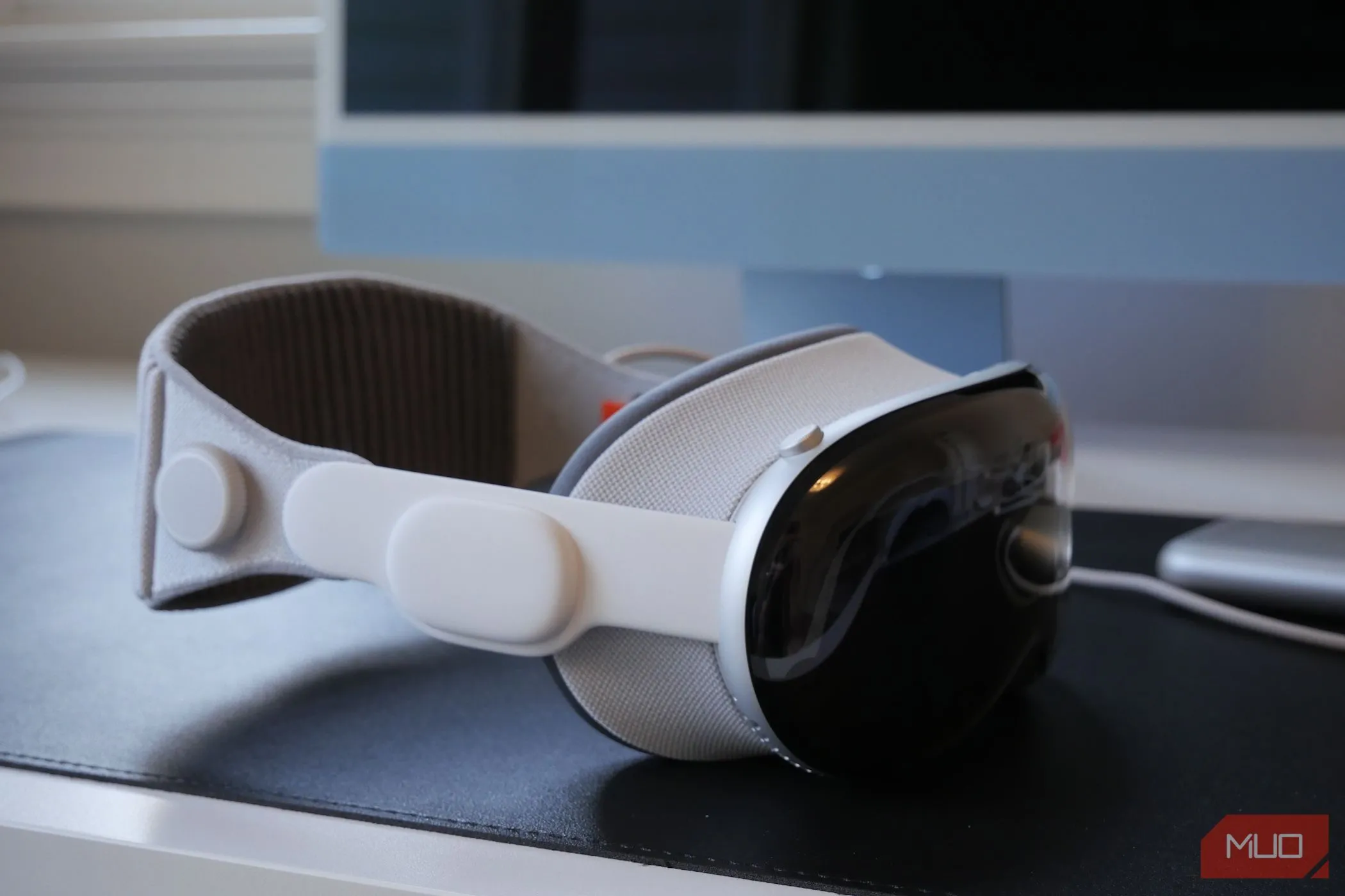 Kính thực tế hỗn hợp Apple Vision Pro đặt trên bàn, thể hiện thiết bị công nghệ cao của Apple và hệ điều hành visionOS.