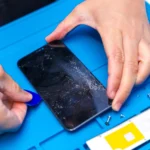Kỹ thuật viên đang kiểm tra và sửa chữa điện thoại smartphone tại trung tâm bảo hành ủy quyền