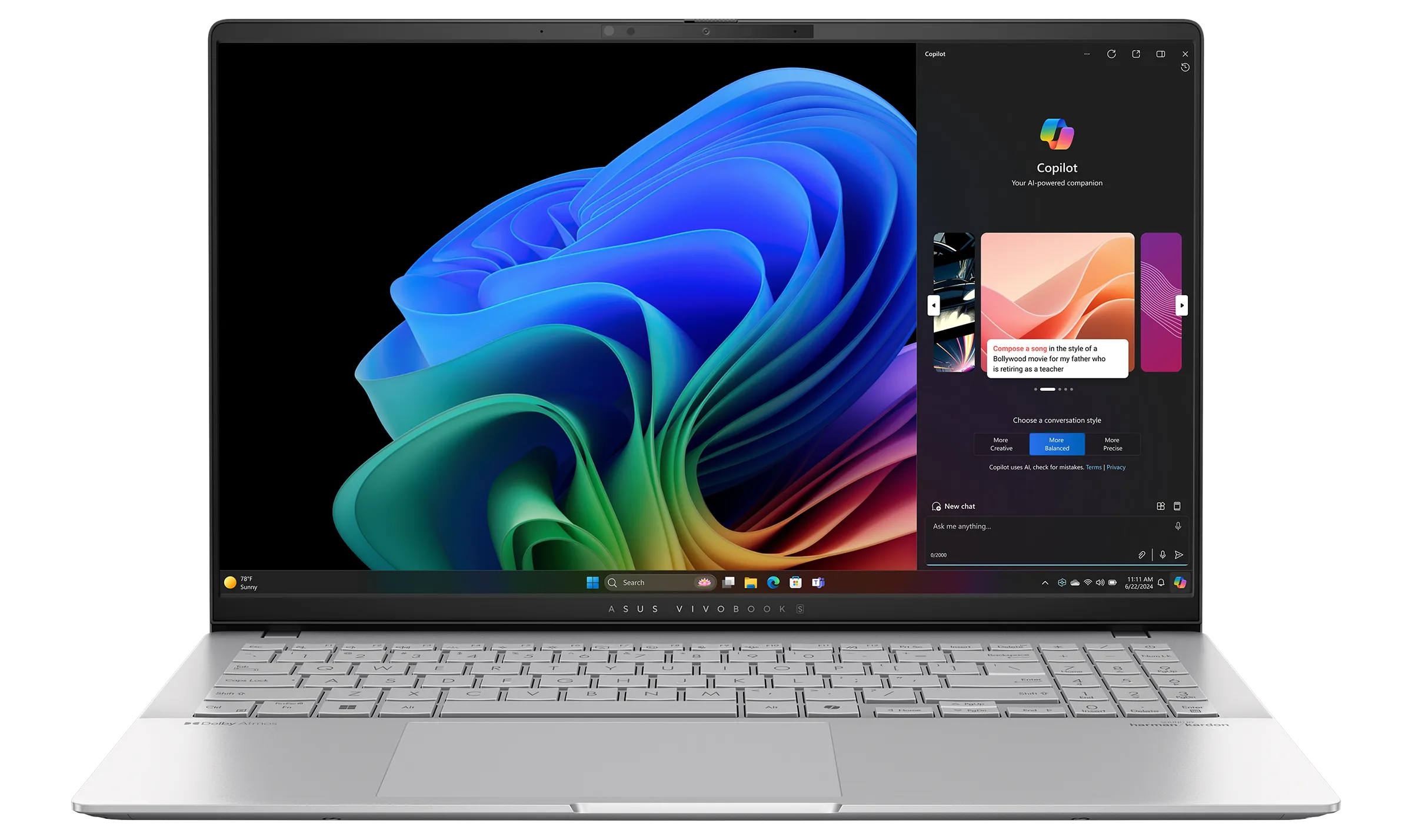 Laptop ASUS Vivobook S15 màu bạc đặt nghiêng, làm nổi bật màn hình OLED 15.6 inch rực rỡ và loa Harman Kardon