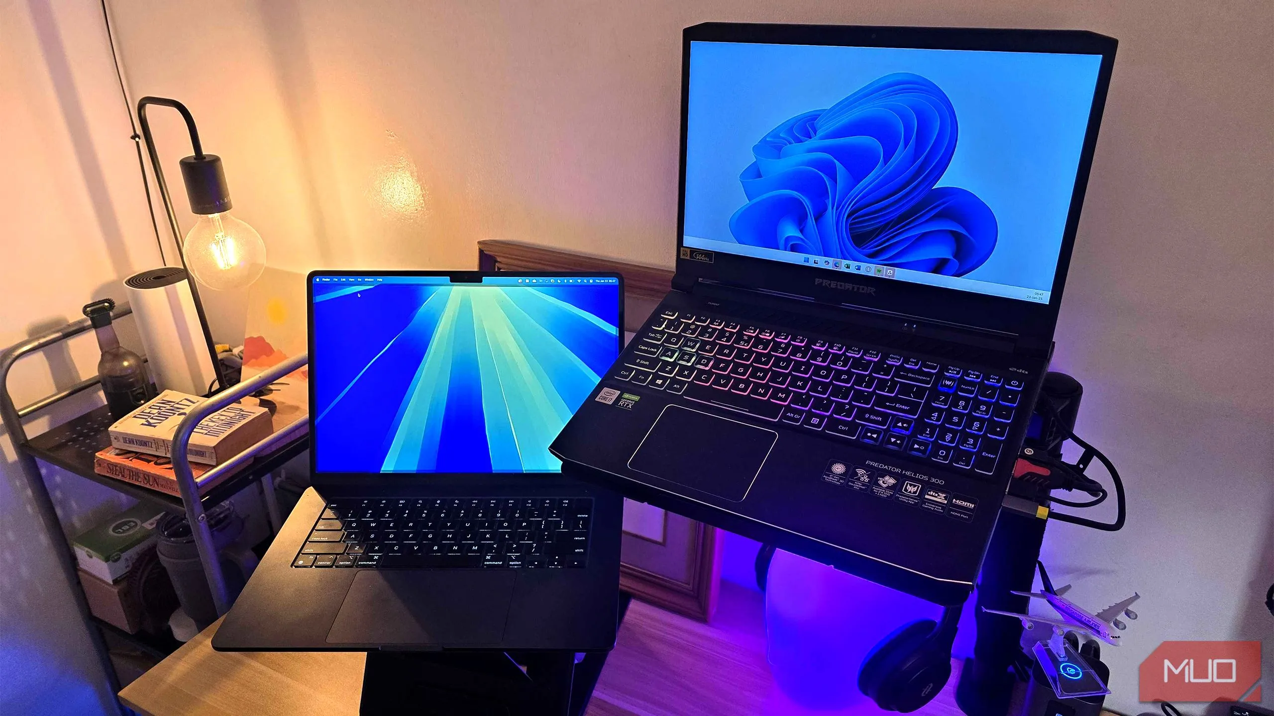 Laptop chạy hệ điều hành Windows 11 và macOS minh họa tốc độ khởi động nhanh của máy tính hiện đại.