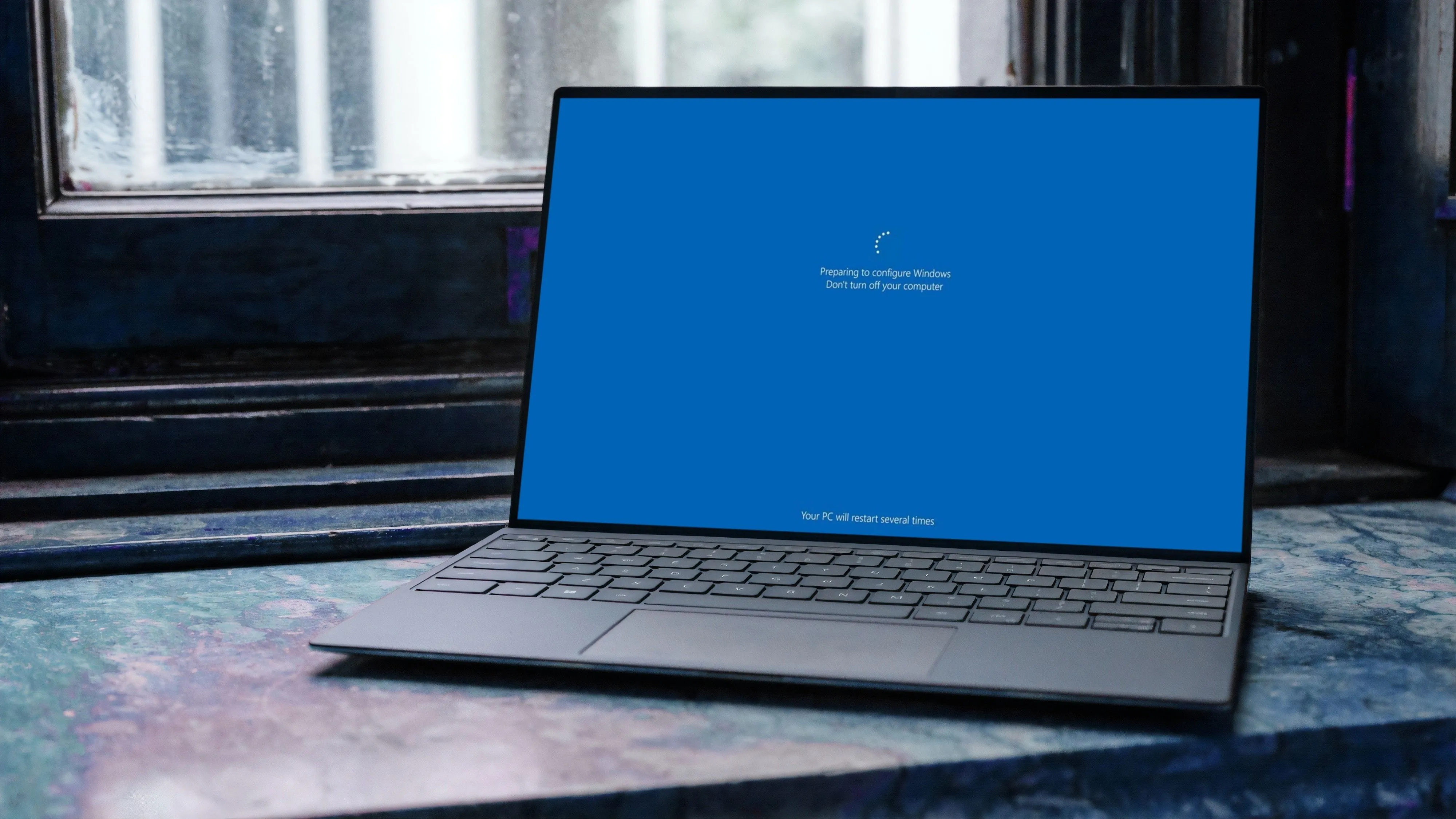 Laptop đang cài đặt các bản cập nhật cho hệ điều hành Windows 11, thể hiện quá trình nâng cấp suôn sẻ