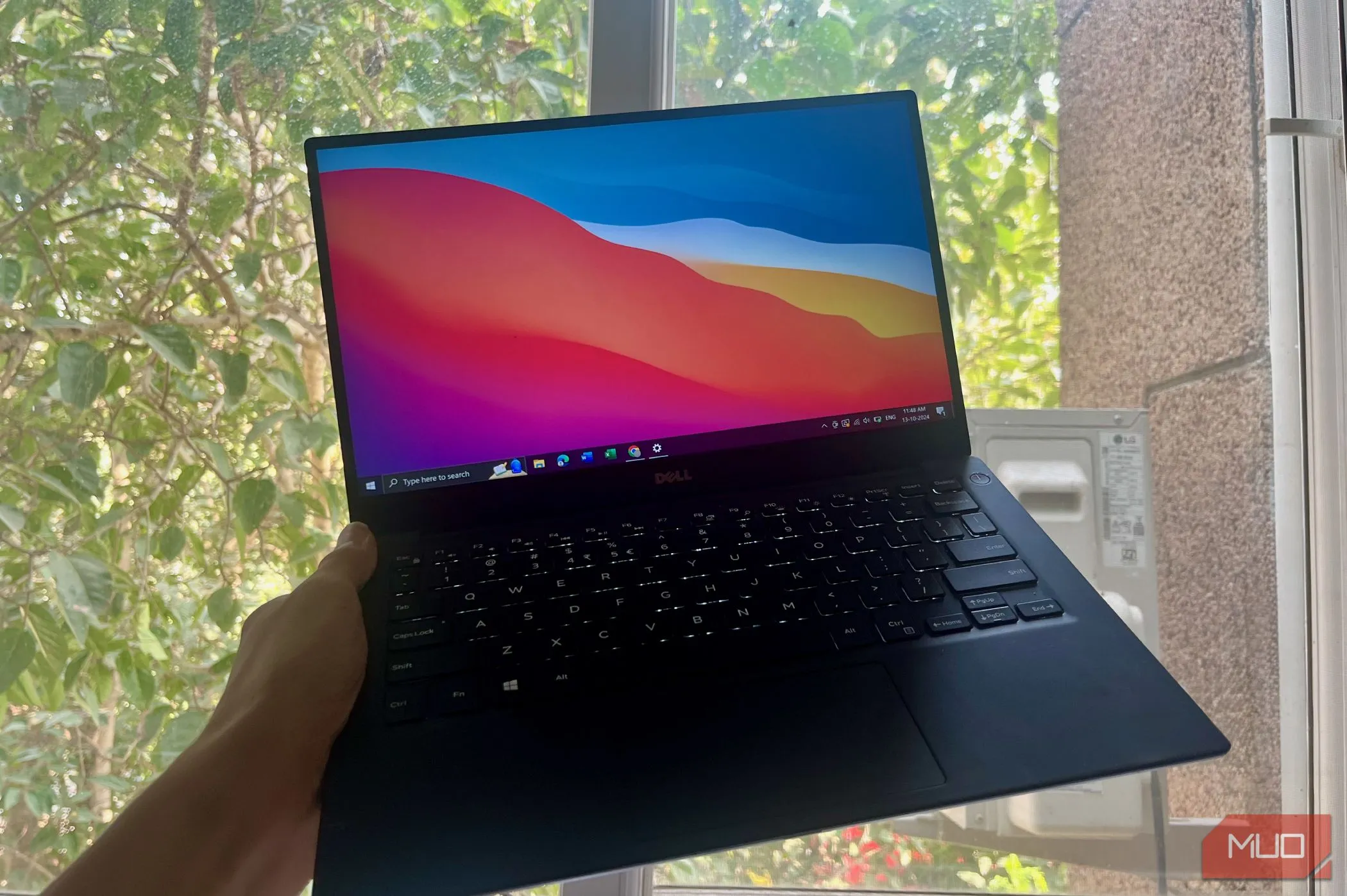 Laptop Dell XPS 13 đang chạy hệ điều hành Windows 10, tượng trưng cho những thiết bị cần tiếp tục hỗ trợ