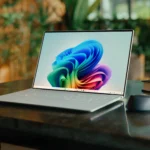 Laptop Dell XPS 13 với chip Snapdragon X Elite trên bàn làm việc.