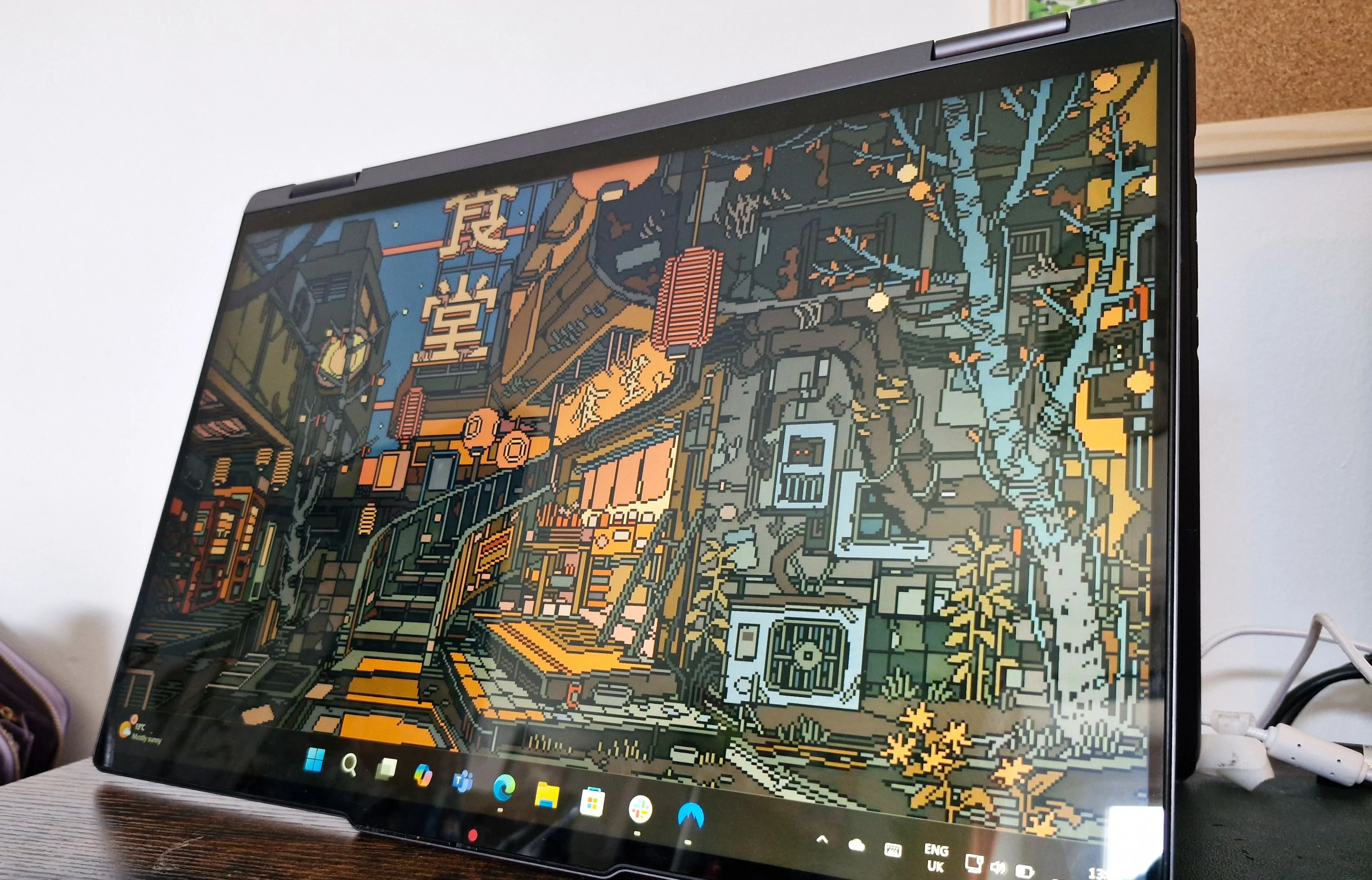 Laptop Lenovo Yoga 7 ở chế độ máy tính bảng, minh họa khả năng chuyển đổi linh hoạt giữa laptop và tablet của dòng sản phẩm 2 trong 1.