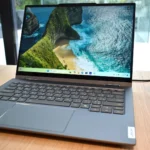 Laptop Lenovo Yoga Solar PC với nắp sạc năng lượng mặt trời nhìn từ phía trước tại MWC 2025