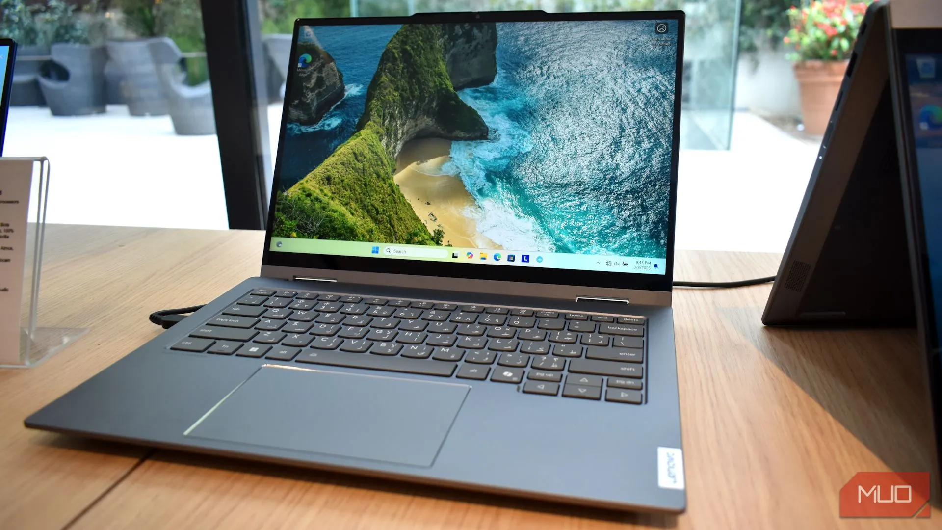 Laptop Lenovo Yoga Solar PC với nắp sạc năng lượng mặt trời nhìn từ phía trước tại MWC 2025