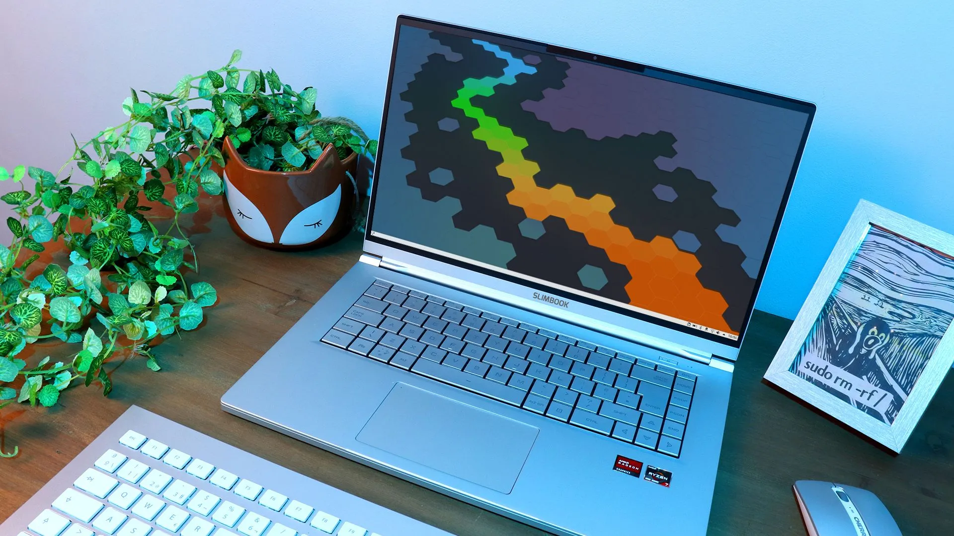 Laptop Slimbook mỏng nhẹ, minh họa vấn đề tản nhiệt và hiệu năng khi thiết kế siêu mỏng