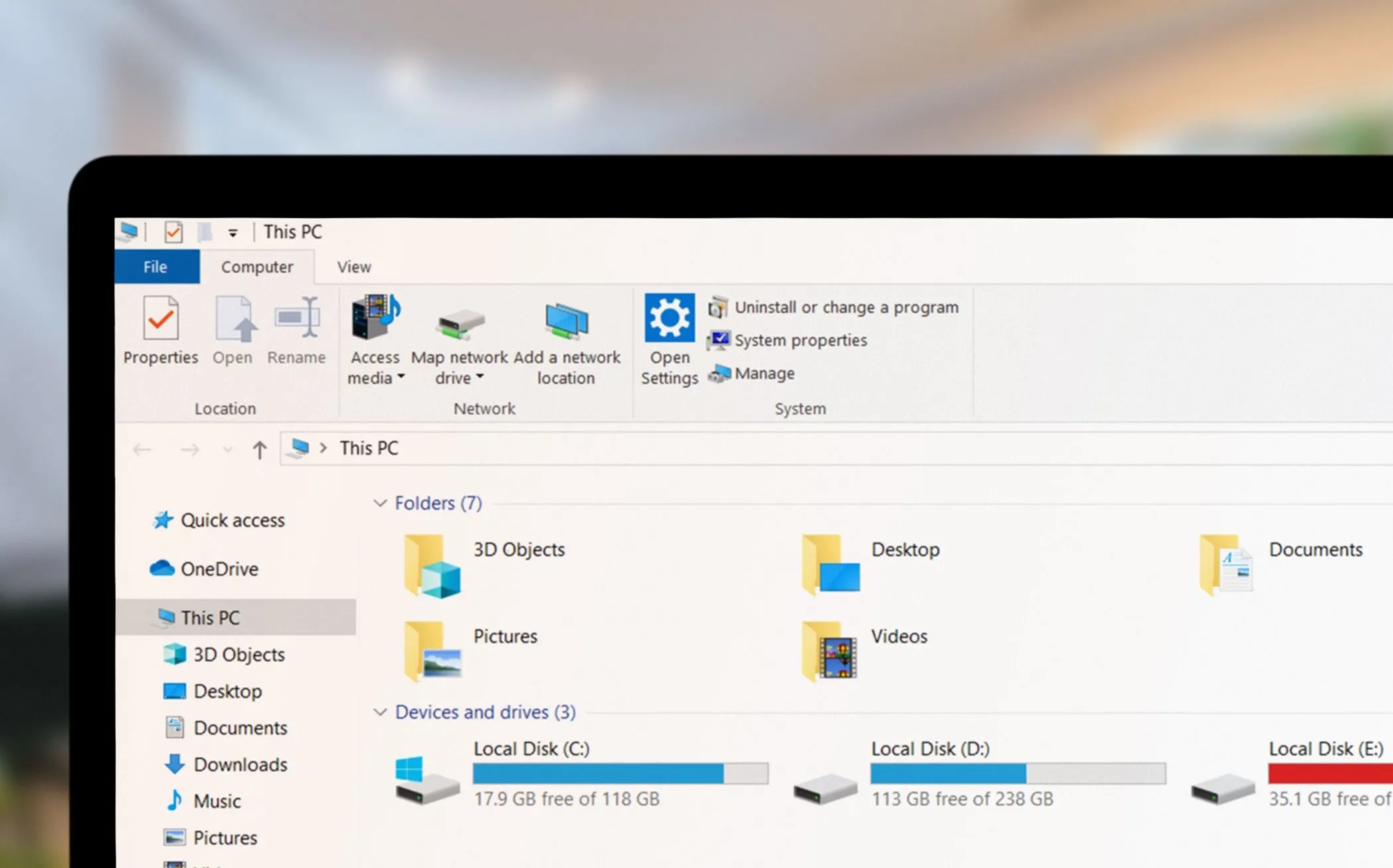 Laptop Windows mở File Explorer hiển thị cấu trúc thư mục và thanh điều hướng trực quan