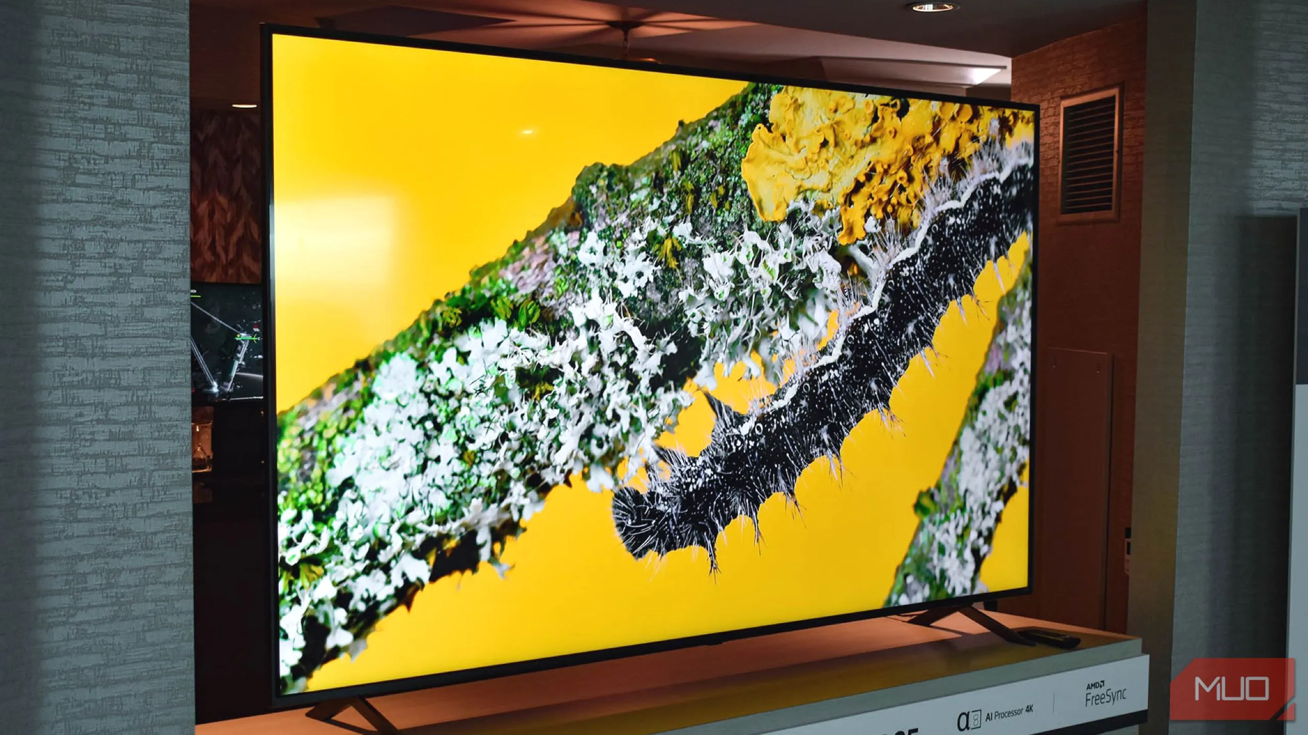 LG QNED85 Smart TV 86 inch hiển thị giao diện webOS với quảng cáo cá nhân hóa dựa trên AI phân tích cảm xúc