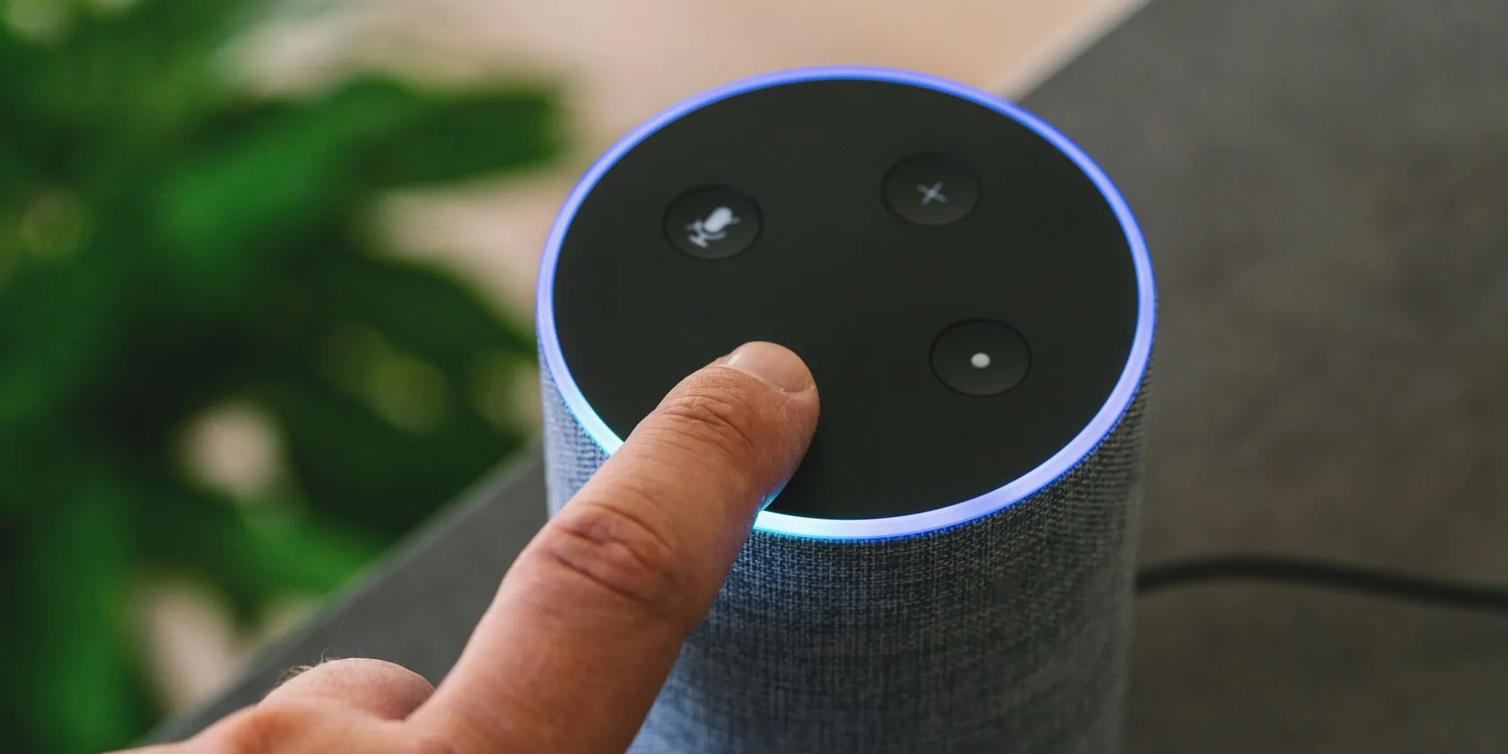 Loa thông minh Amazon Echo bên cạnh một người, biểu tượng của trợ lý giọng nói và nguy cơ về quyền riêng tư