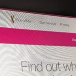 Logo 23andMe, đại diện cho công ty xét nghiệm DNA bị phạt vì rò rỉ dữ liệu