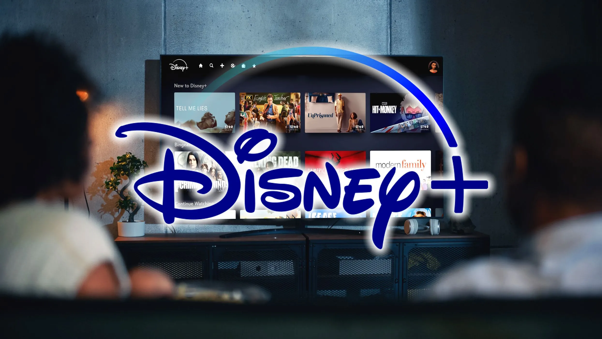 Logo Disney Plus với hình ảnh cặp đôi đang xem nội dung trên TV, minh họa cho trải nghiệm giải trí tại nhà.