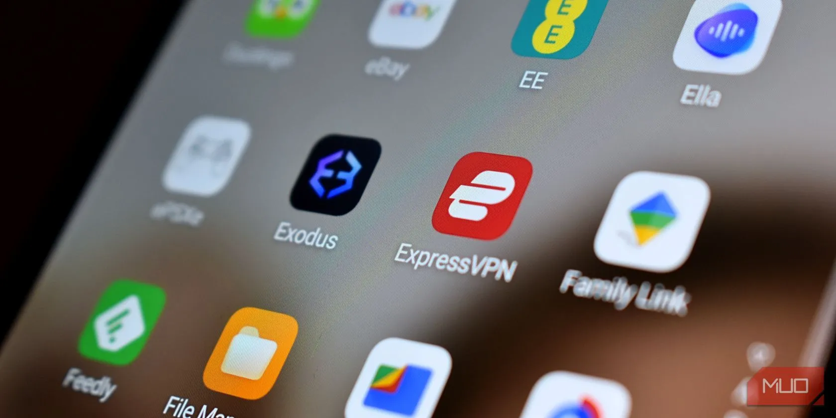 Logo ExpressVPN trên màn hình điện thoại thông minh, minh họa khả năng bảo mật dữ liệu di động