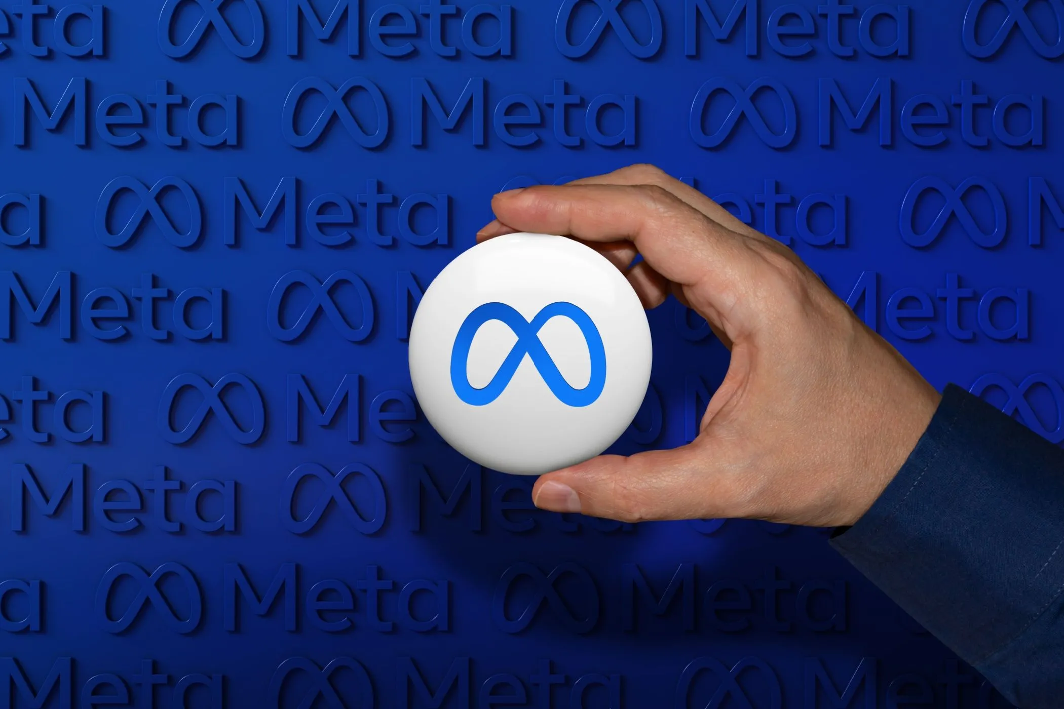 Logo Meta trên một nút bấm, biểu tượng của tập đoàn công nghệ có các ứng dụng thu thập dữ liệu cá nhân ở mức cao nhất