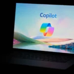 Logo Microsoft Copilot trên màn hình laptop Windows, minh họa tính năng AI trong máy tính.