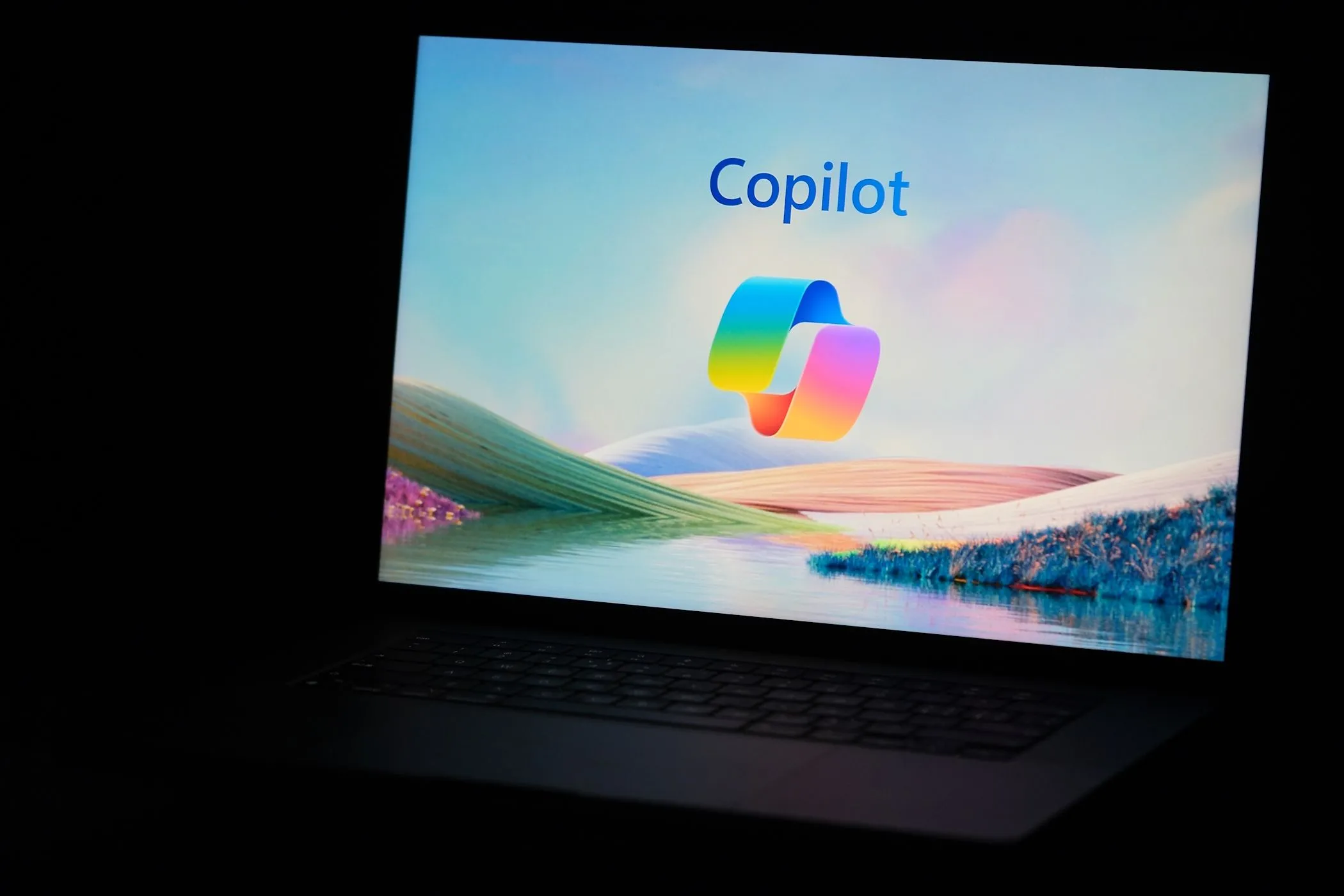 Logo Microsoft Copilot trên màn hình laptop Windows, minh họa tính năng AI trong máy tính.