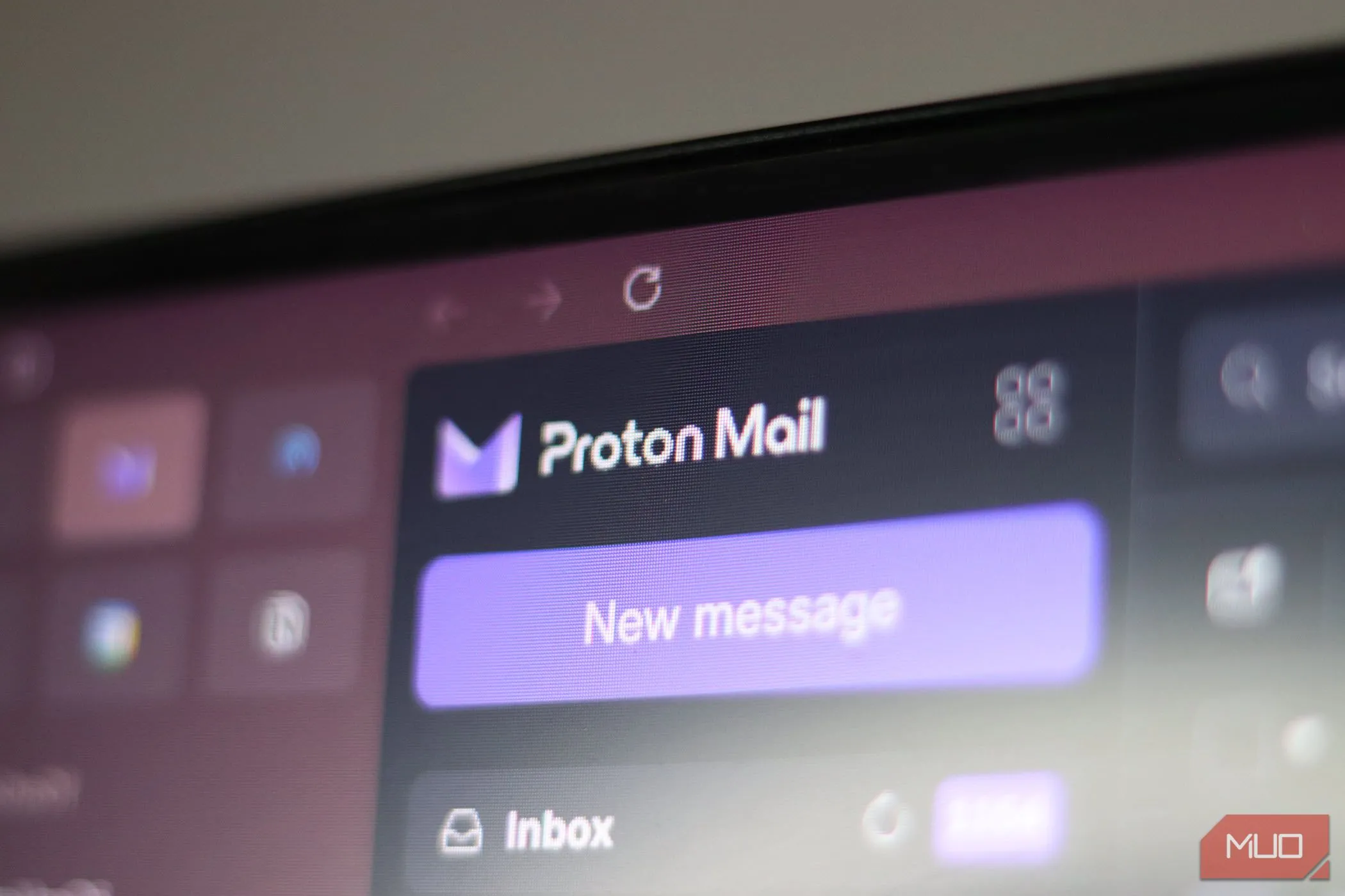 Logo Proton Mail được hiển thị rõ nét trên màn hình máy tính, tượng trưng cho dịch vụ email bảo mật với mã hóa đầu cuối.
