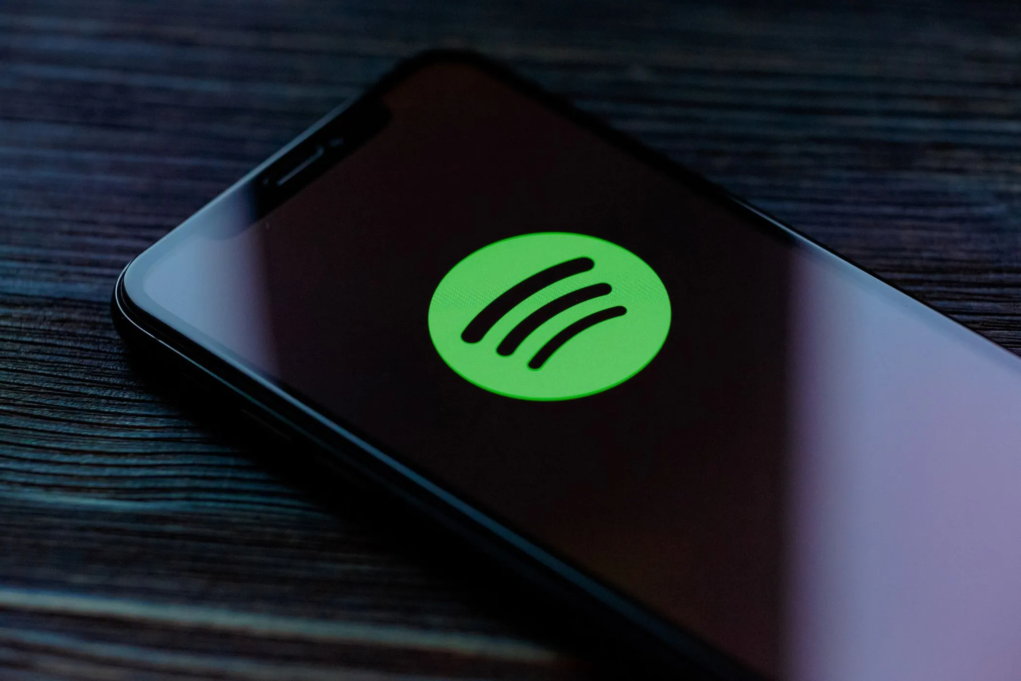 Logo Spotify trên màn hình điện thoại, minh họa ứng dụng stream nhạc thu thập chi tiết thói quen nghe và dữ liệu cảm biến