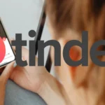 Logo Tinder và một người phụ nữ đang xem hồ sơ hẹn hò trên điện thoại, liên quan đến nguy cơ lừa đảo hẹn hò online.