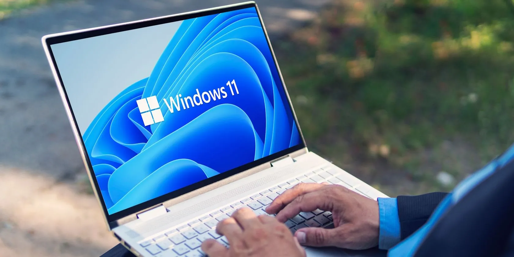 Logo Windows 11 sáng trên màn hình laptop, thể hiện hệ điều hành được tối ưu