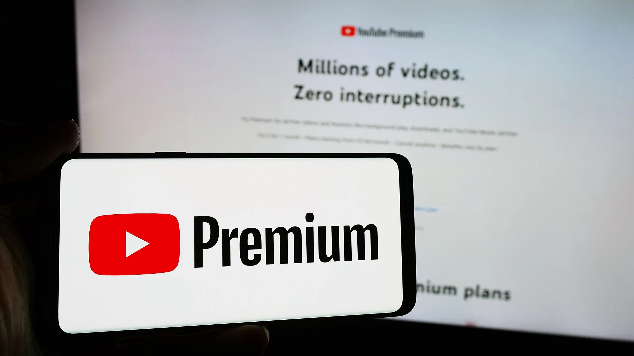 Logo YouTube Premium hiển thị trên màn hình điện thoại, minh họa trải nghiệm xem video không quảng cáo.