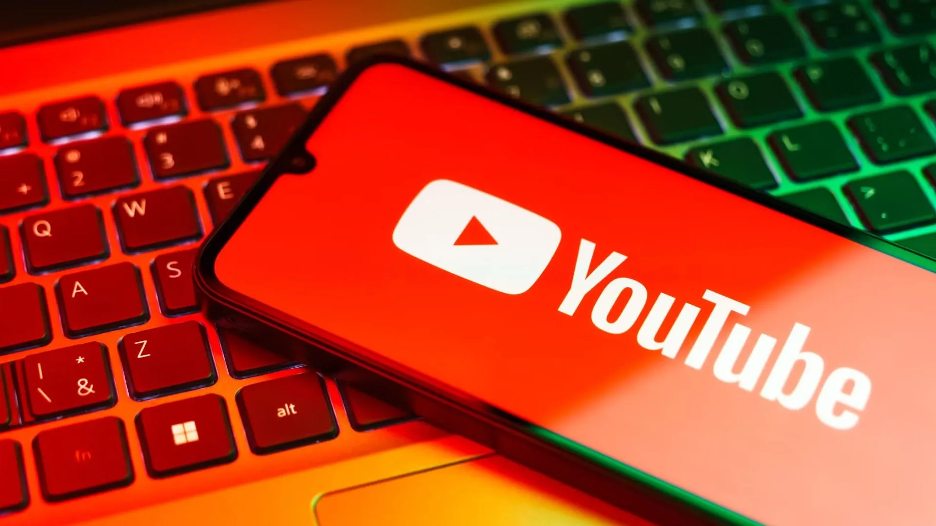 Logo YouTube trên màn hình điện thoại thông minh, đại diện cho ứng dụng video thuộc Google với chính sách thu thập và bán dữ liệu người dùng