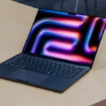 M4 MacBook Pro trên bàn gỗ, thể hiện dòng chip Apple Silicon mới nhất của Apple