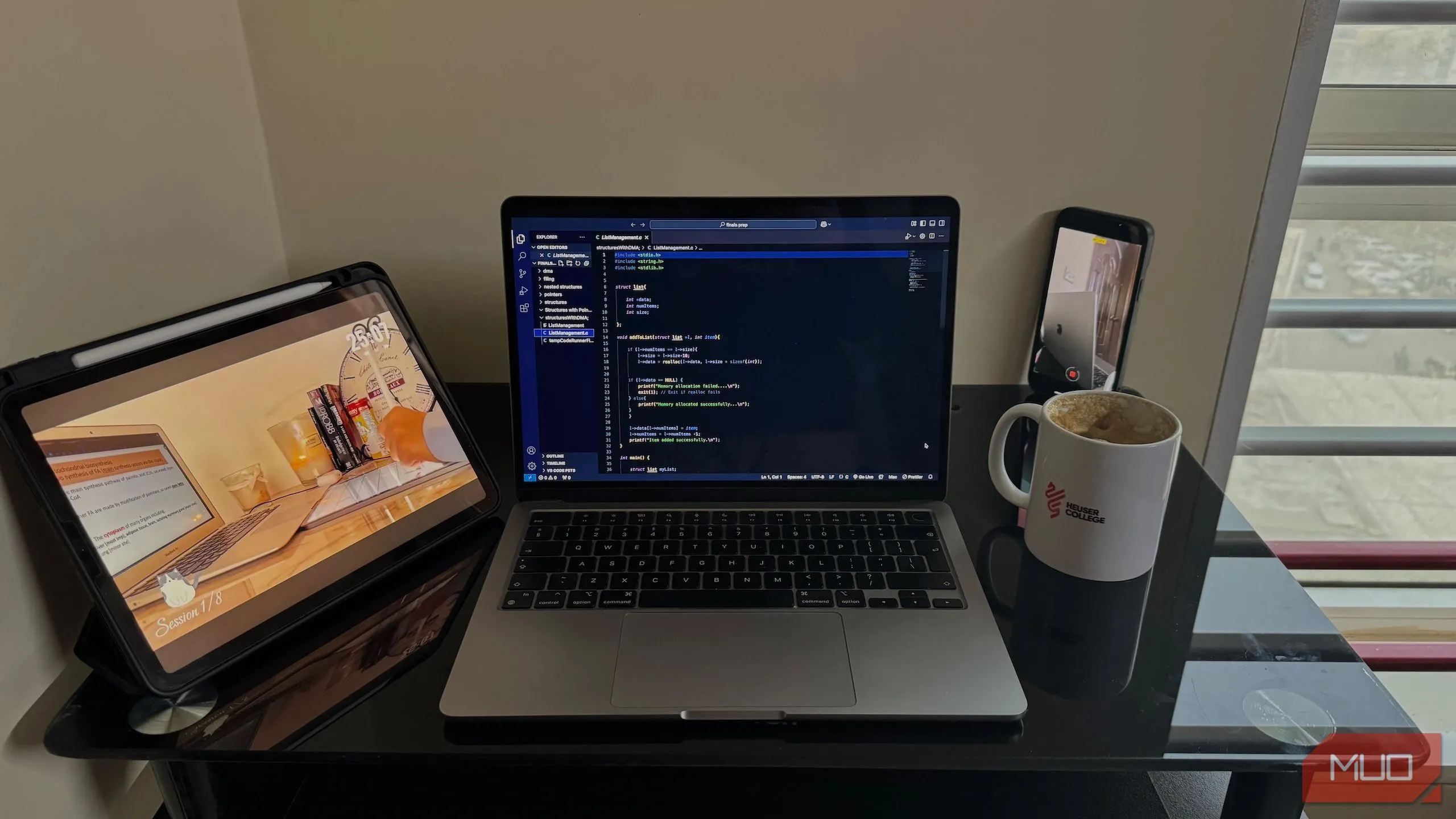 MacBook, iPad và điện thoại trên bàn làm việc