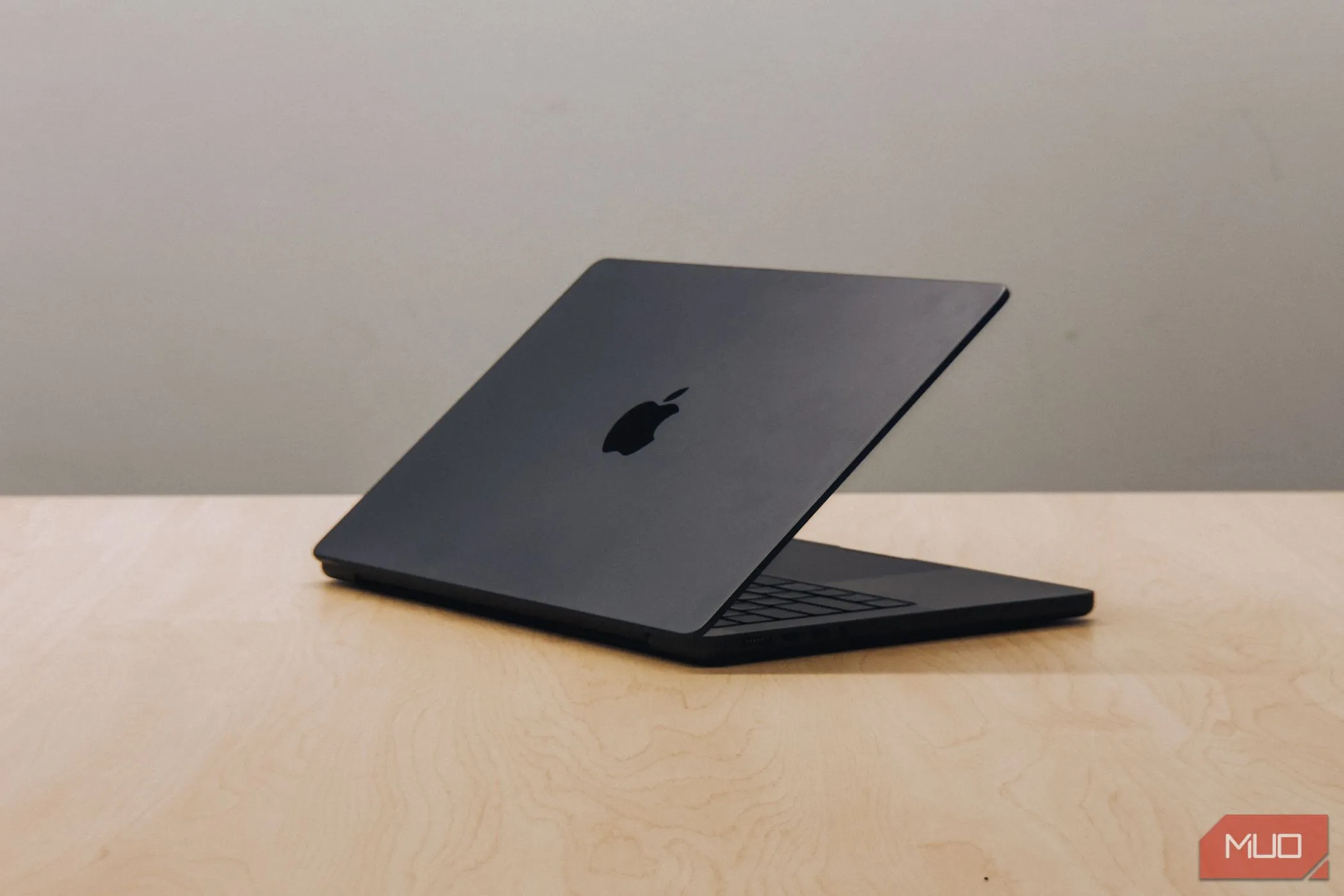 MacBook Pro M4 với màn hình nghiêng xuống, tượng trưng cho quá trình chuyển đổi sang chip Apple Silicon và lợi ích nâng cấp