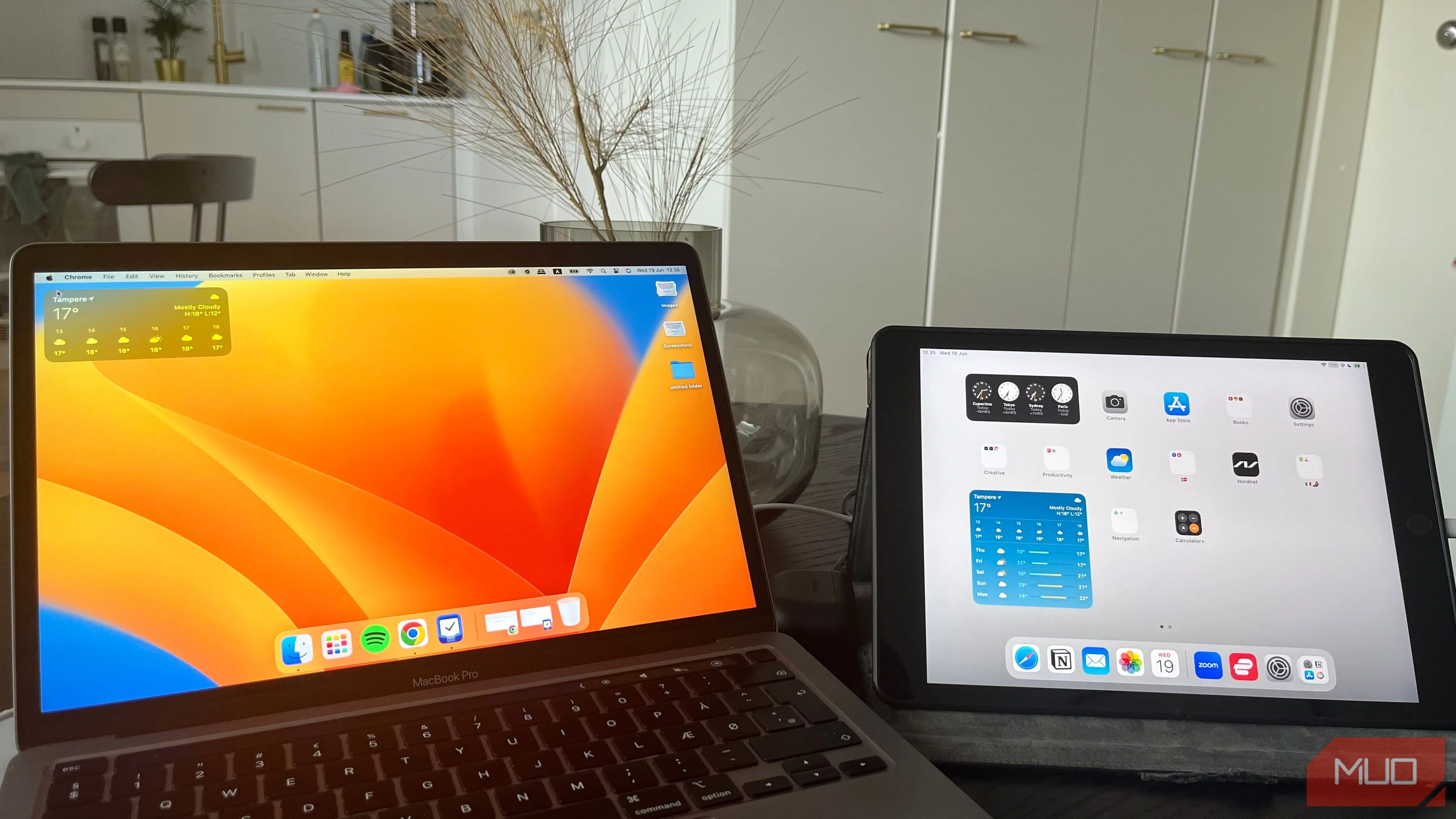 MacBook và iPad đặt cạnh nhau trên bàn làm việc, gợi ý chụp ảnh các thiết bị công nghệ tạo nên không gian làm việc hiệu quả