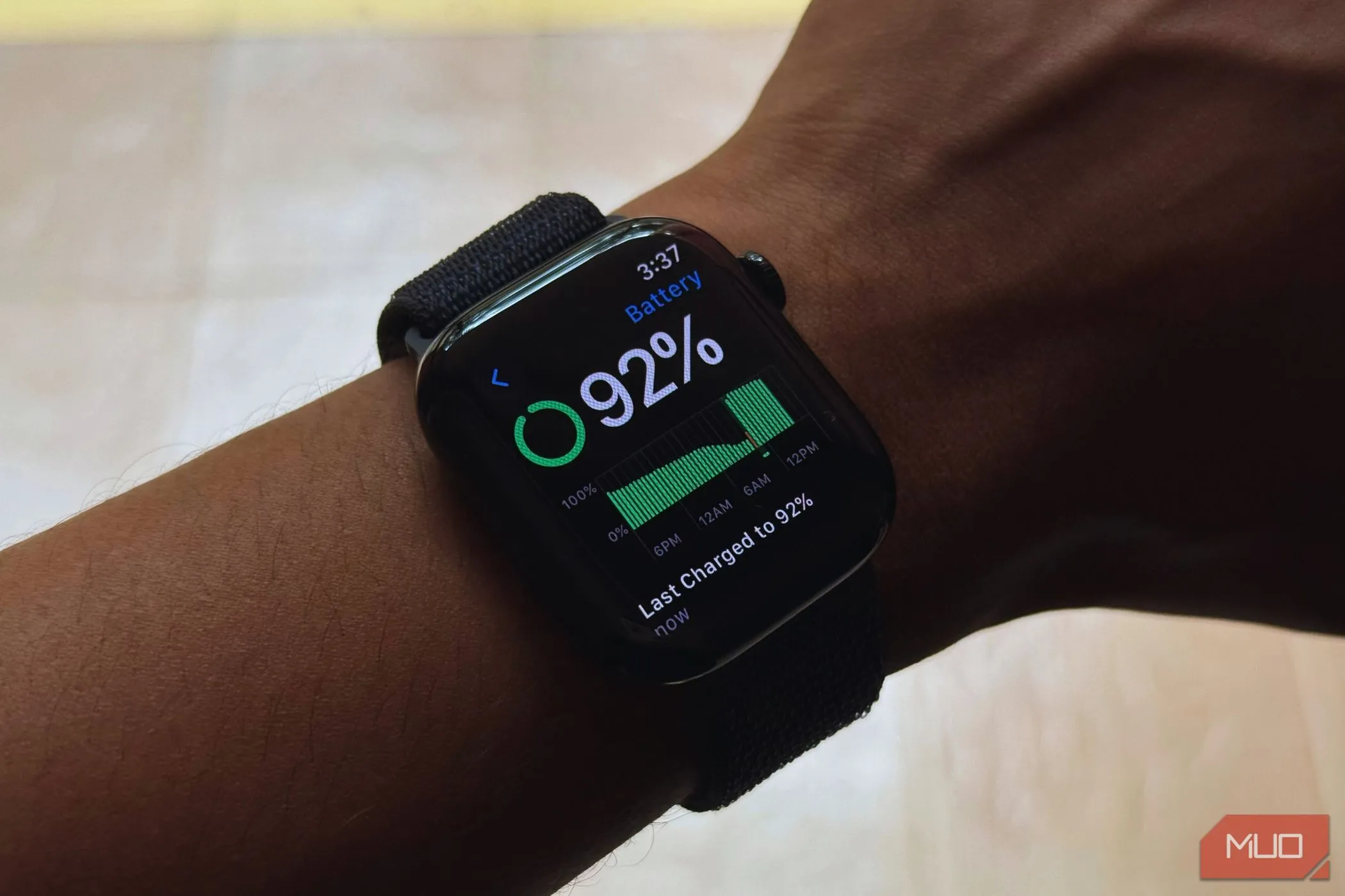 Màn hình Apple Watch Series 10 hiển thị thông số pin, đối lập với thời lượng pin vượt trội của Apple Watch Ultra 2.