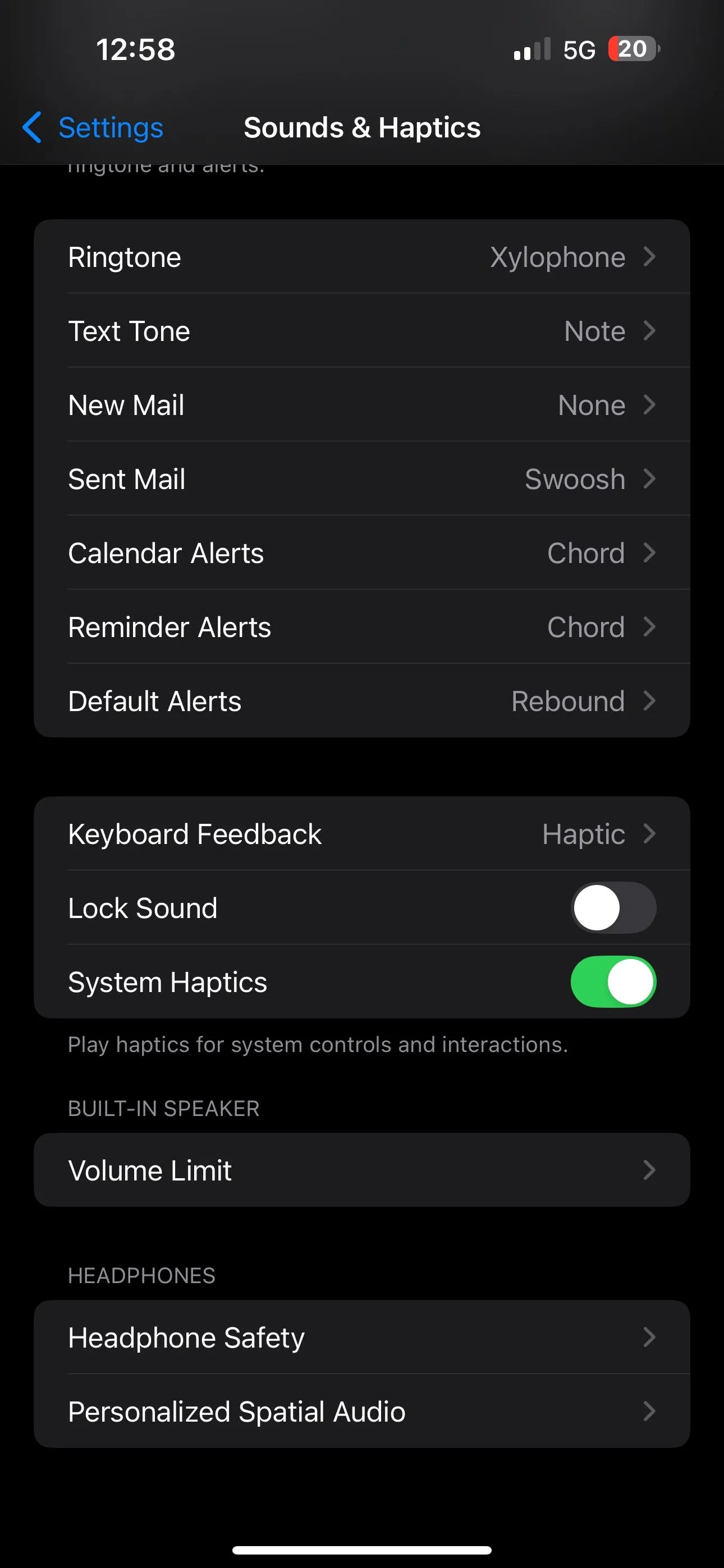 Màn hình cài đặt Âm thanh & Cảm ứng trên iPhone, hiển thị tùy chọn Giới hạn Âm lượng và thanh trượt điều chỉnh.